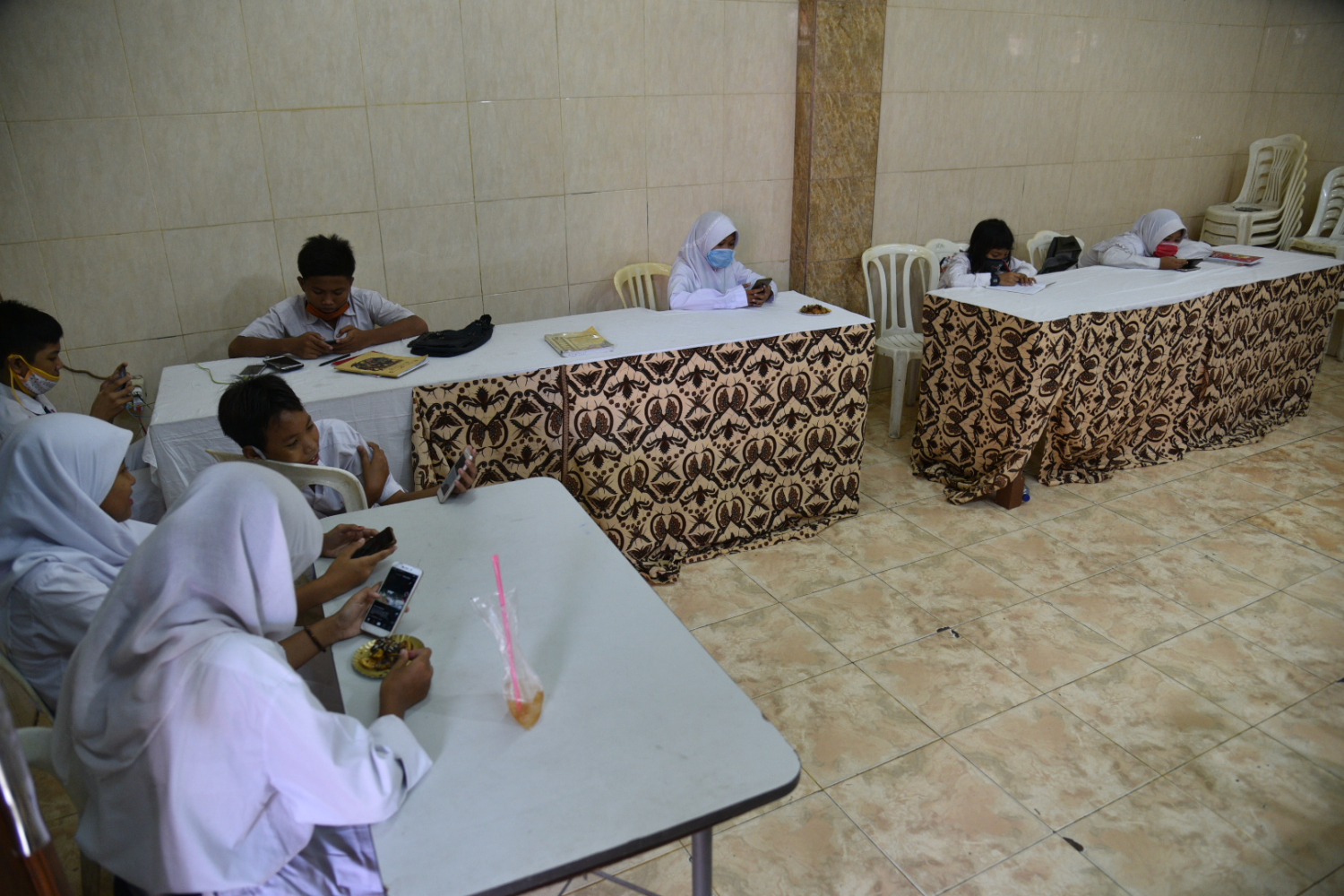 Sejumlah siswa SD belajar dengan menggunakan wifi gratis yang disediakan di Balai Warga Kelurahan Galur, Johar Baru, Jakarta Pusat.