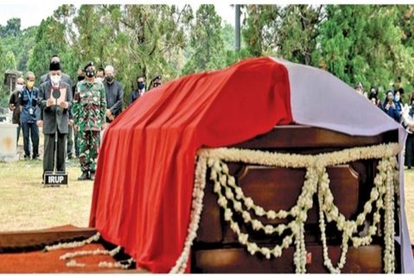 Mantan Wakil Presiden Jusuf Kalla menjadi inspektur upacara pemakaman Jakob Oetama di Taman Makam Pahlawan (TMP) Kalibata, Jakarta Selatan