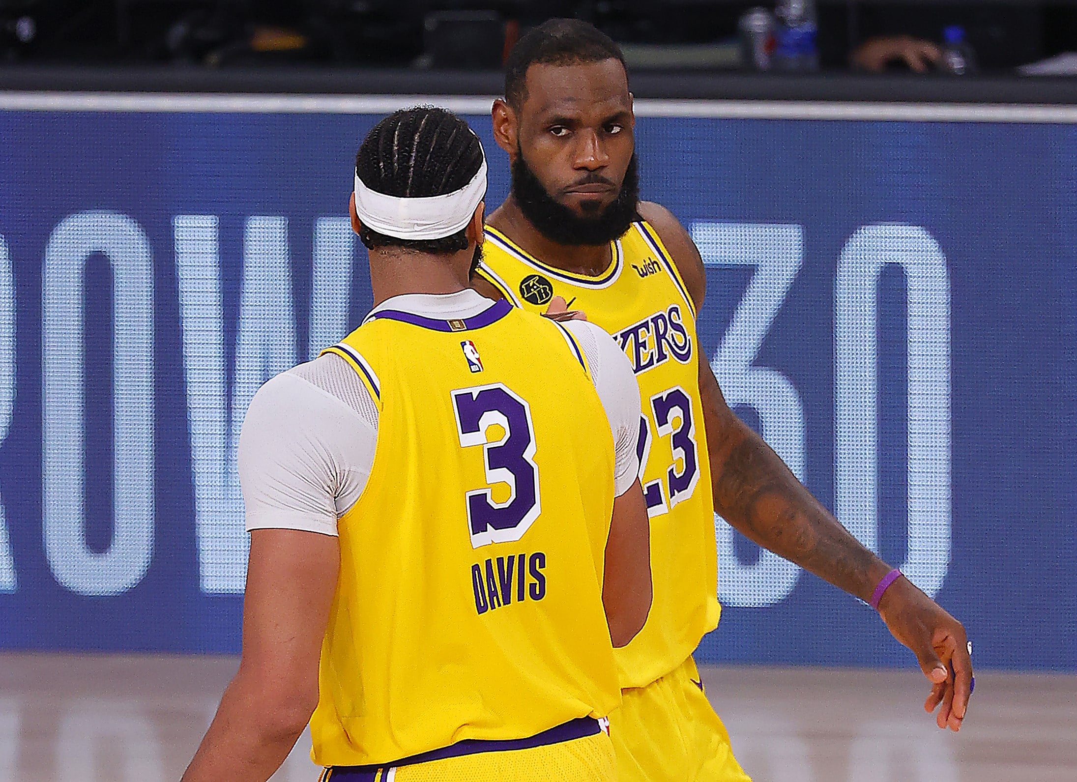 Duet bintang Los Angeles Lakers LeBron James dan Anthony Davis saat tampil di Gim 4 Final Wilayah Barat Playoff NBA melawan Denver Nuggets.