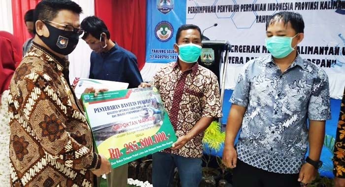 Gubernur Kaltara H Irianto Lambrie (kiri) menyerahkan bantuan pengembangan korporasi usaha tani