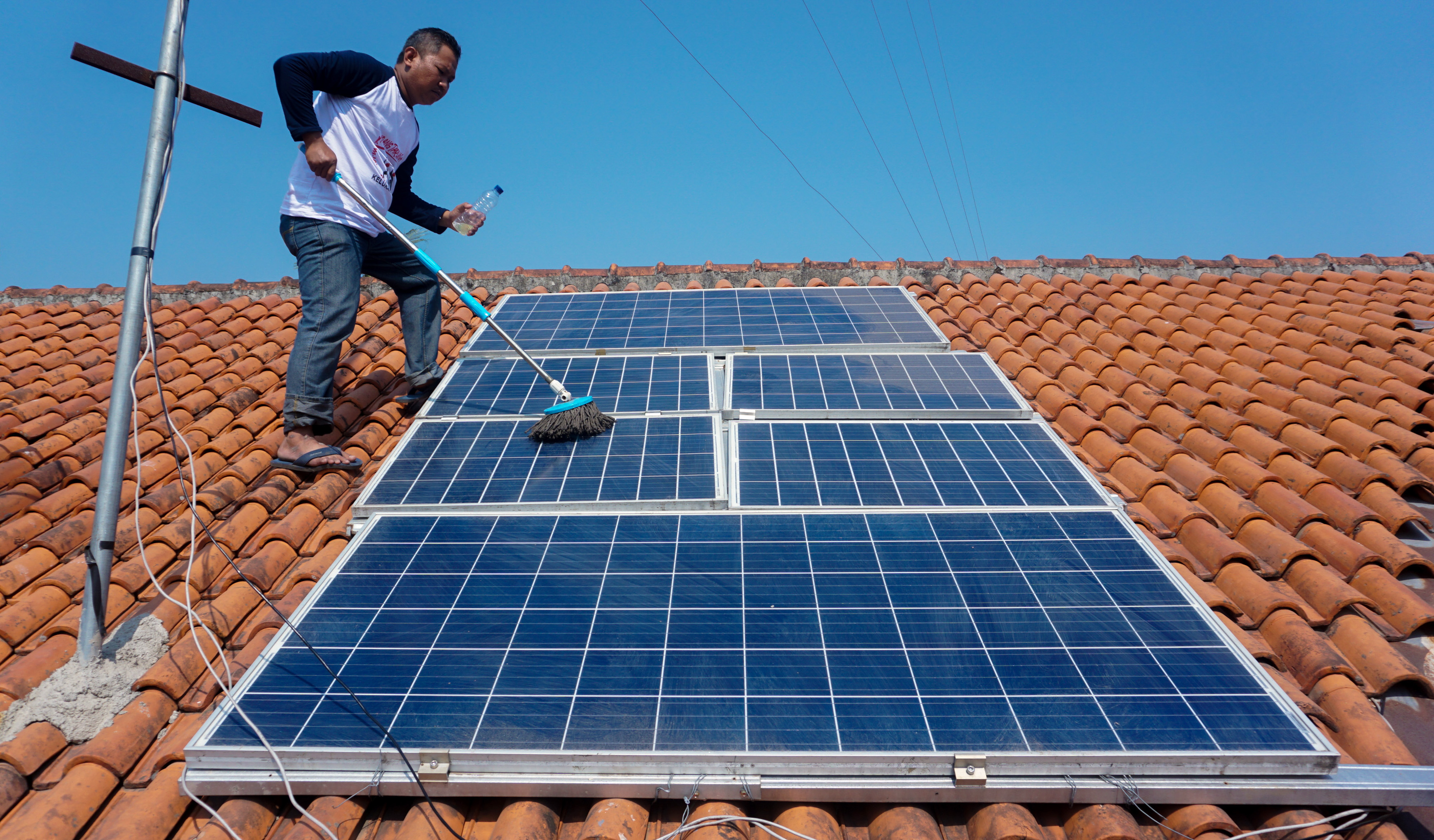 INSTALASI PANEL SURYA DI RUMAH WARGA