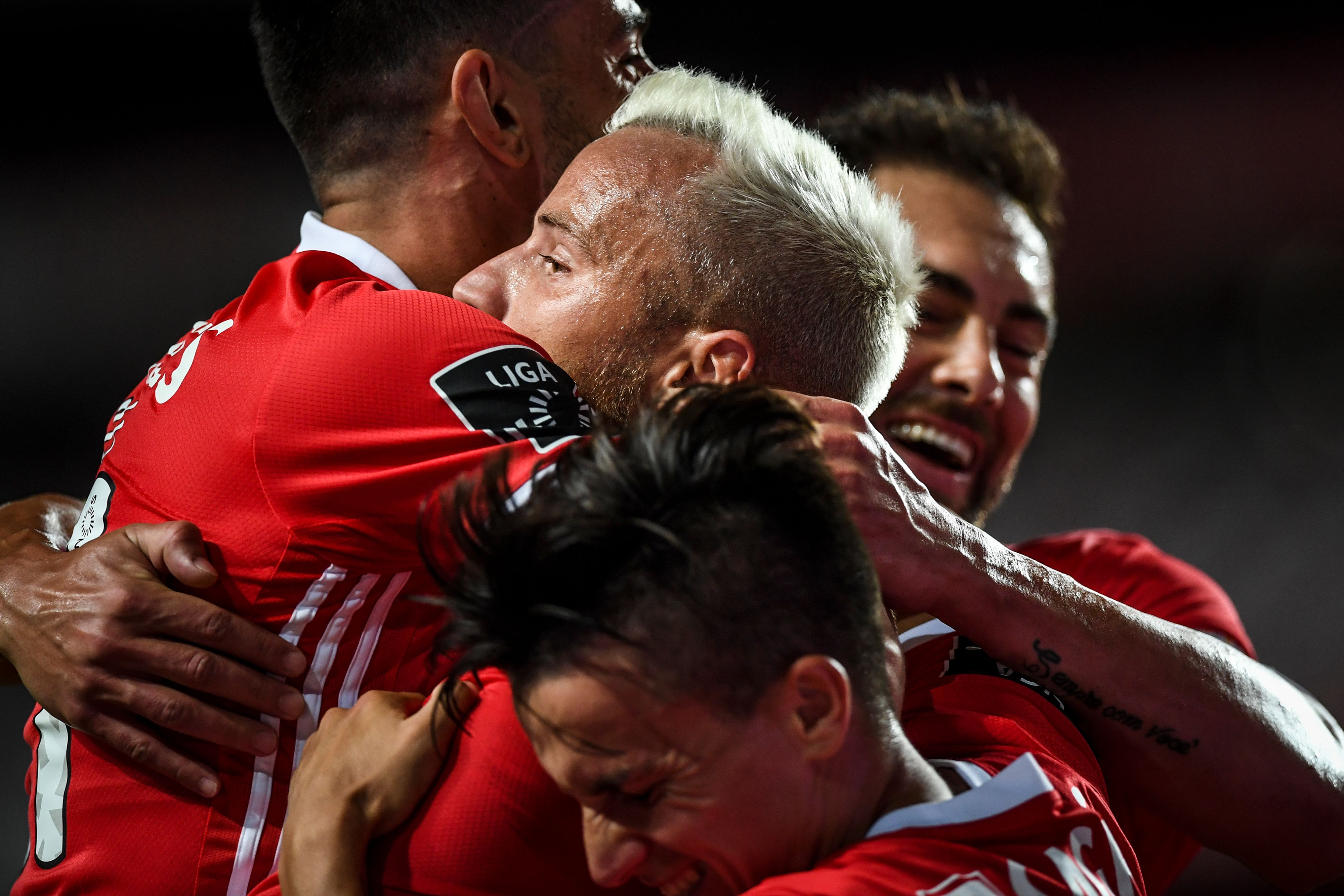 Para pemain Benfica melakukan selebrasi usai mencetak gol ke gawang lawan.