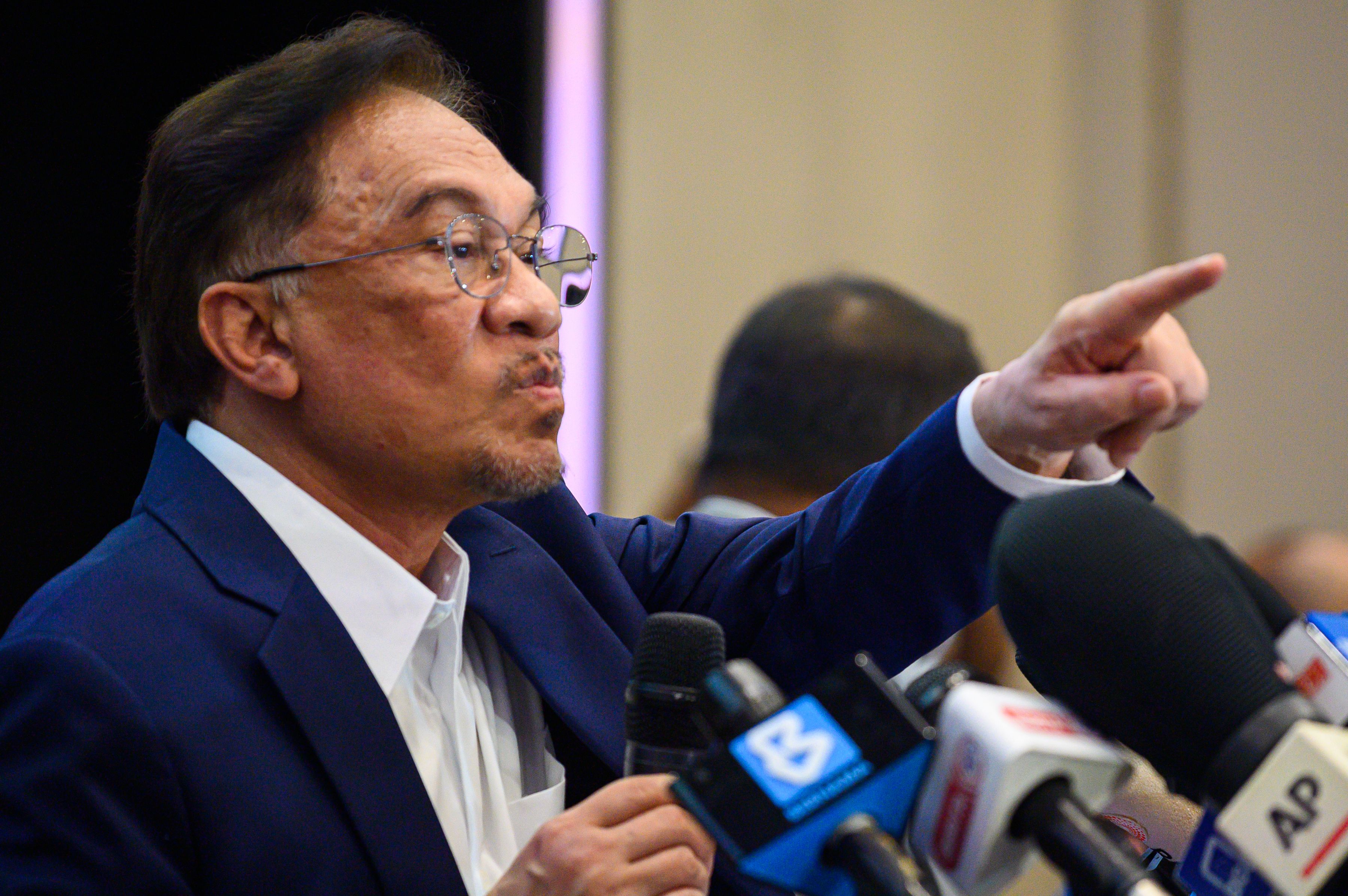 Anwar Ibrahim memberikan keterangan pers di Kuala Lumpur, Rabu (23/9).
