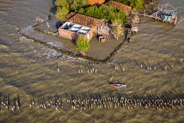 Ilustrasi: abrasi di pesisir Sayung, Kabupaten Demak, Jawa Tengah kian parah. 