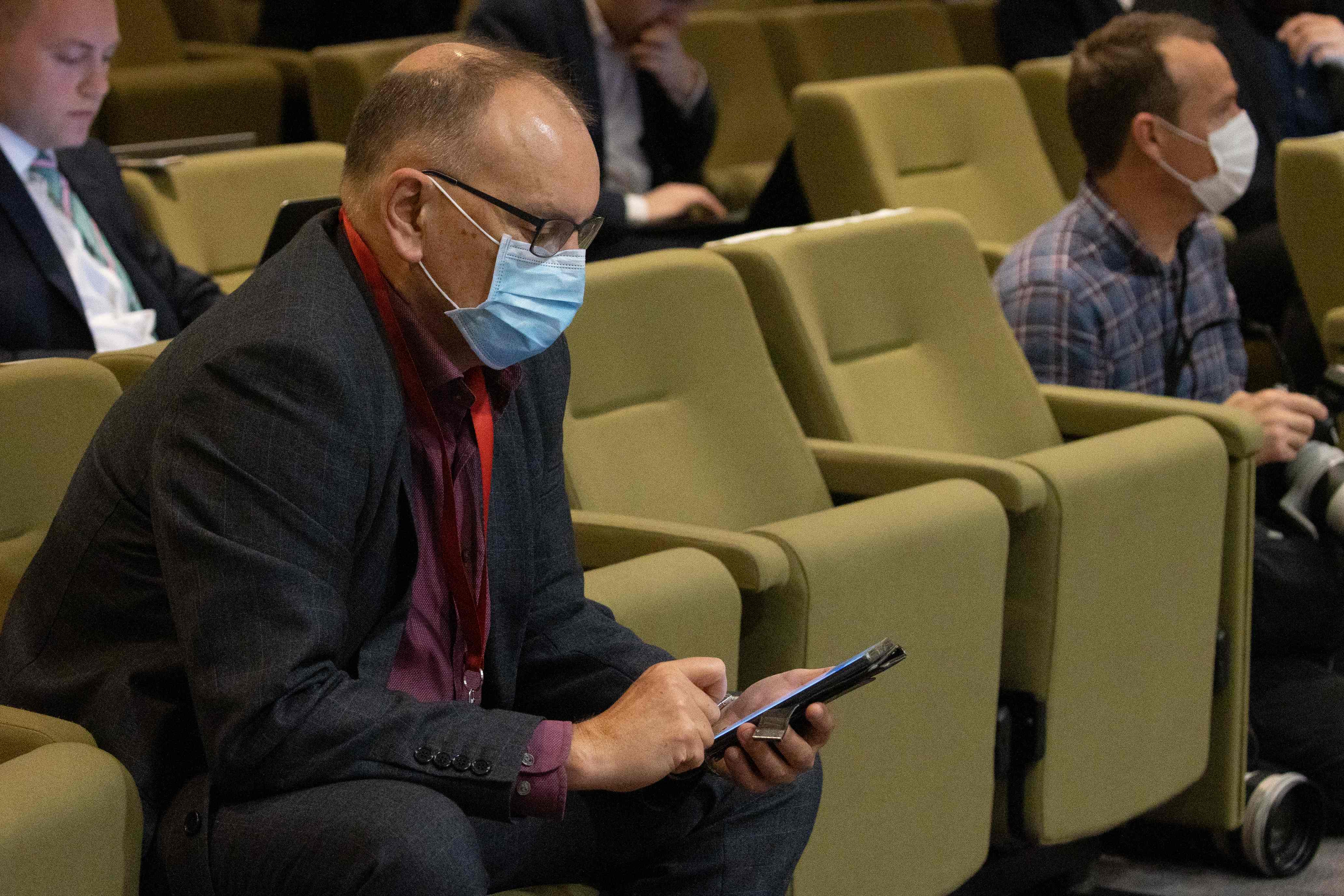 Wartawan mengenakan masker saat menghadiri konferensi pers yang digelar PM Selandia Baru Jacinda Ardern di Auckland.