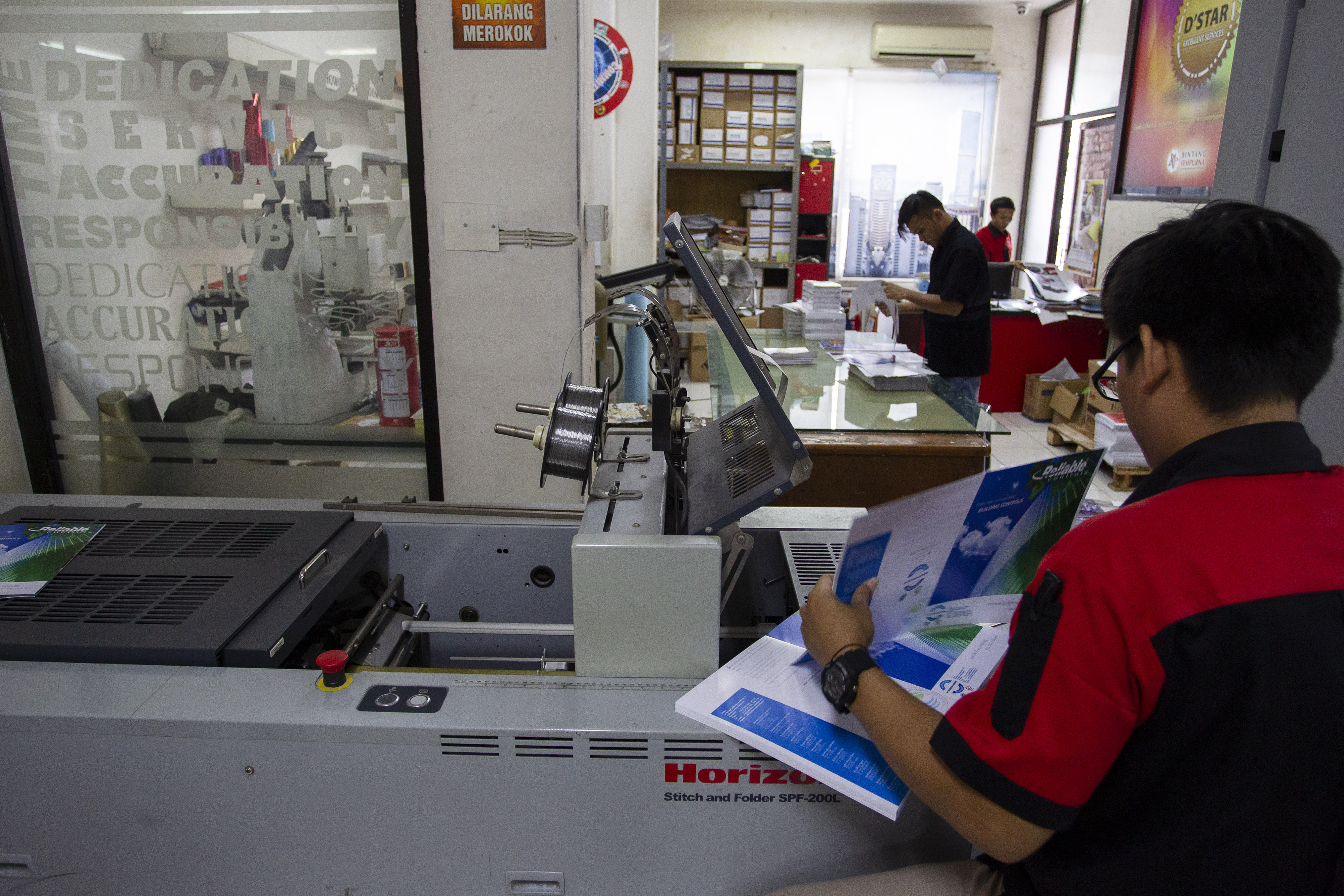Pekerja menyusun halaman buku di percetakan Bintang Sempurna, Bendungan Hilir, Jakarta.