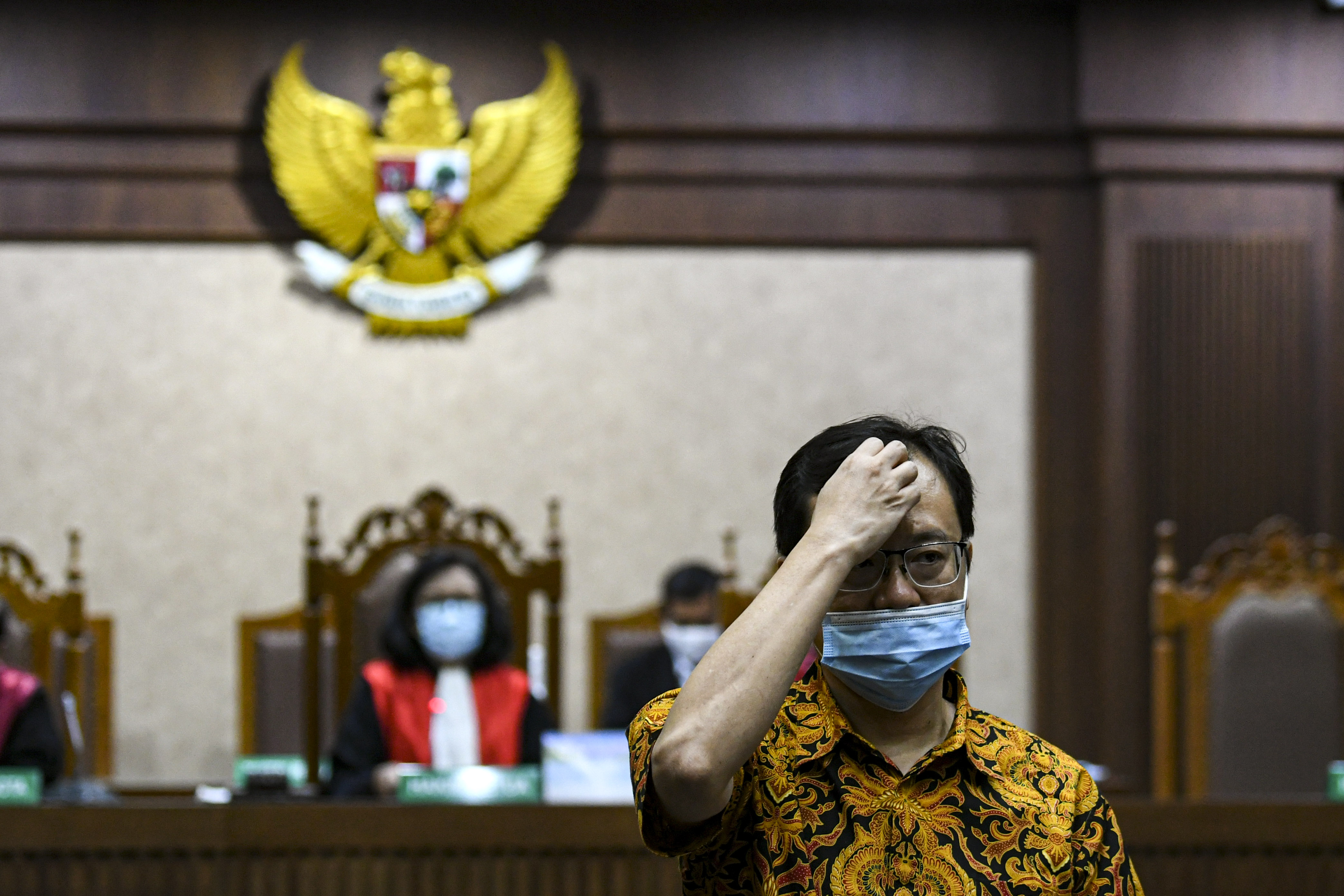 Terdakwa Benny Tjokrosaputro berjalan saat mengikuti sidang lanjutan kasus korupsi Jiwasraya, hari ini.