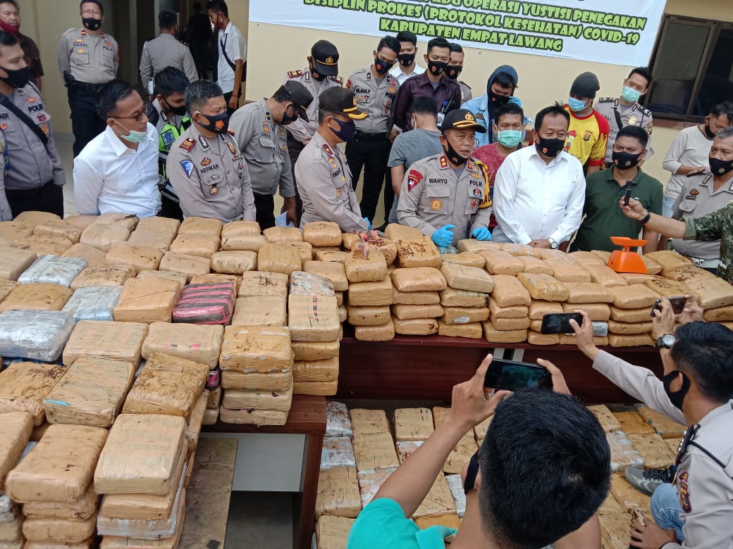 Polres Empat Lawang mengamankan 748 kg ganja kering di dalam truk boks B 9877 FCK saat melintas di wilayahnya.