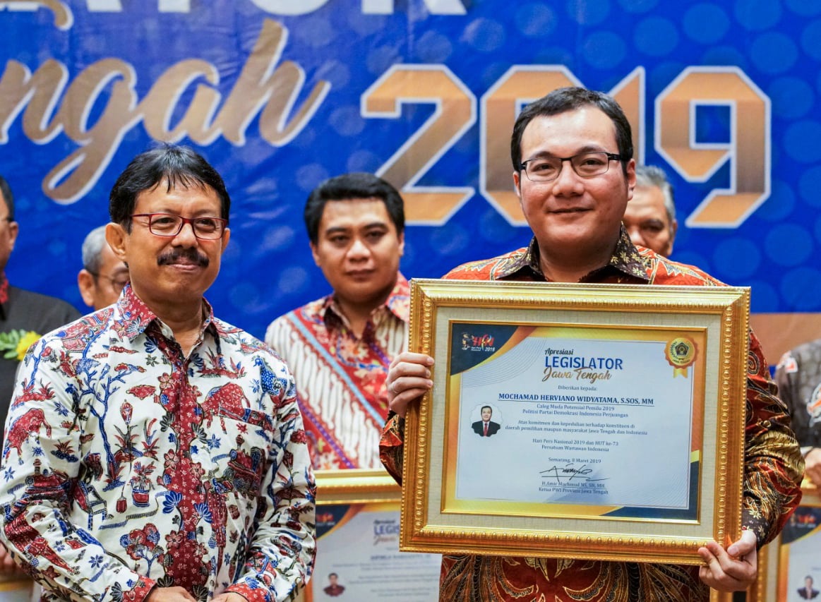 Ilustrasi: Ketua PWI Jateng Amir Machmud (kiri) mendampingi Mochamad Herviano (kanan) yang menerima penghargaan caleg milenial di Semarang