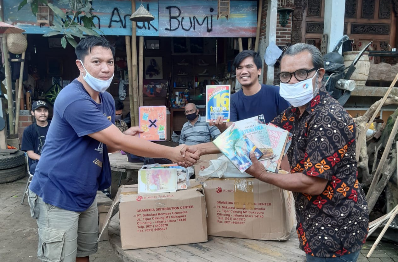 Warga Parung Panjang berdonasi buku layak baca