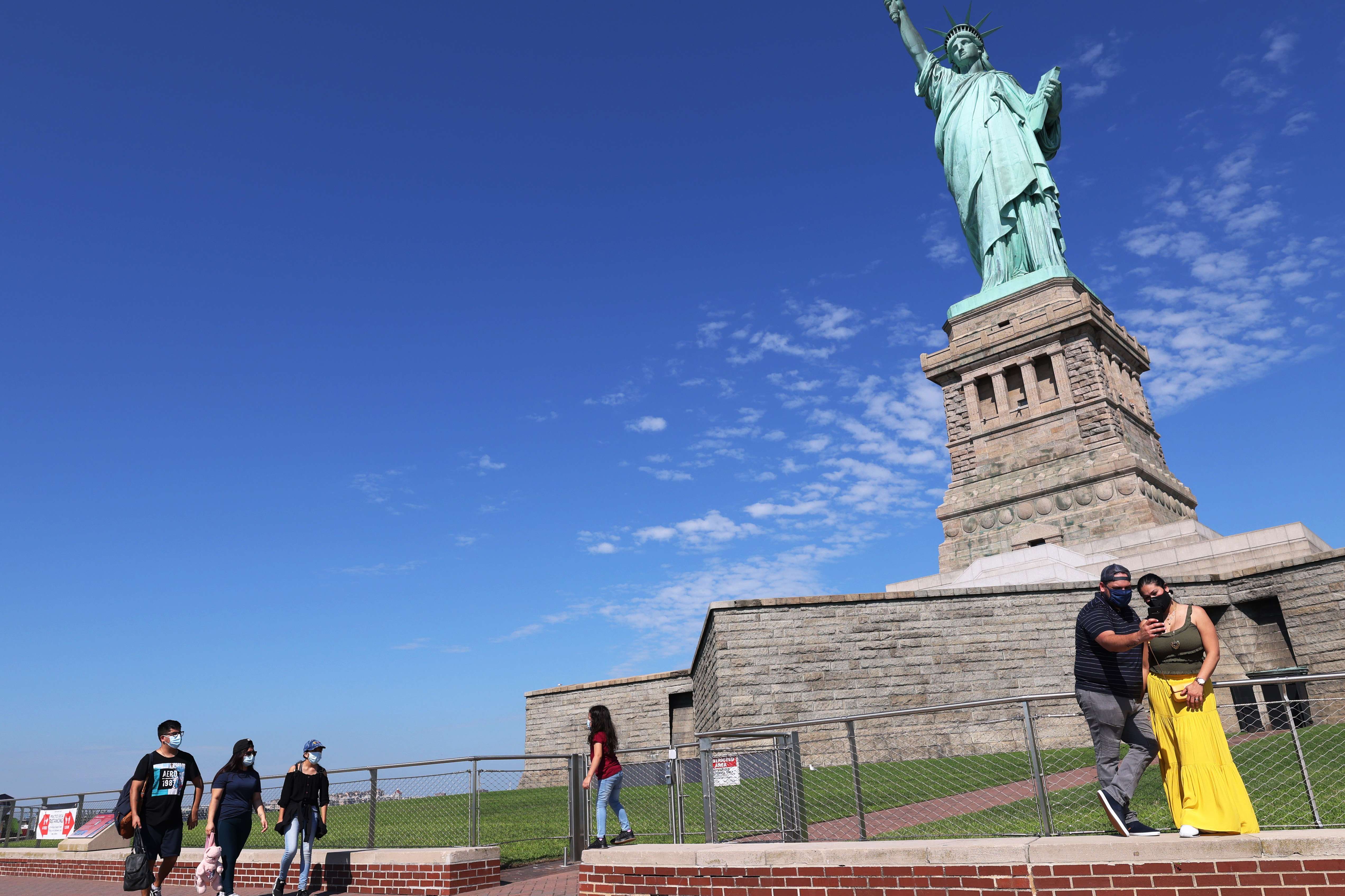Warga AS berjalan di sekitar Patung Liberty di wilayah New York.