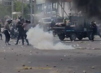 RATUSAN massa yang mengatasnamakan Suku Tolaki melakukan aksi anarkistis di Jalan MT Haryono hingga Pasar Baru Kendari.