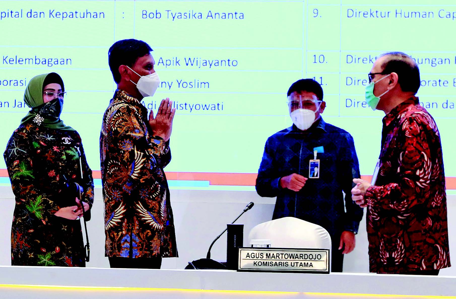 Komisaris Utama BNI Agus Dermawan Wintarto Martowardojo (kanan), berbincang-bincang seusai RUPSLB BNI di Jakarta, kemarin.