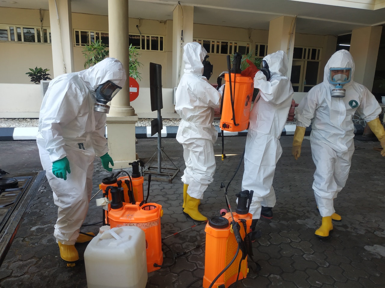 Petugas melakukan penyemprotan disinfektan di Gedung DPRD Daerah Istimewa Yogyakarta, Kamis (17/9/2020)