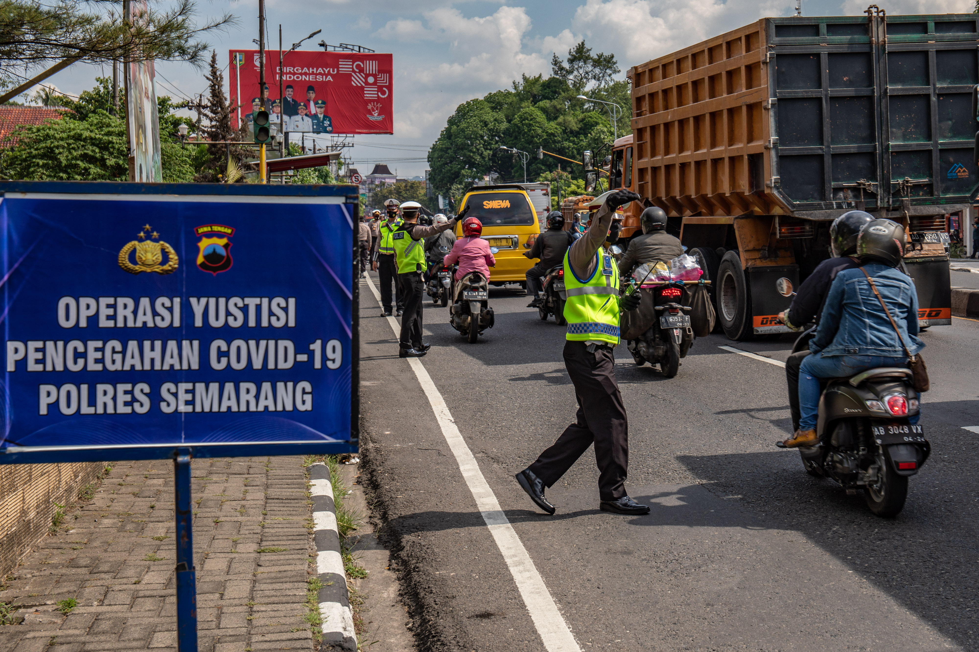 Petugas melakukan operasi yustisi dalam penegakan aturan protokol kesehatan di Semarang, Jawa Tengah.  