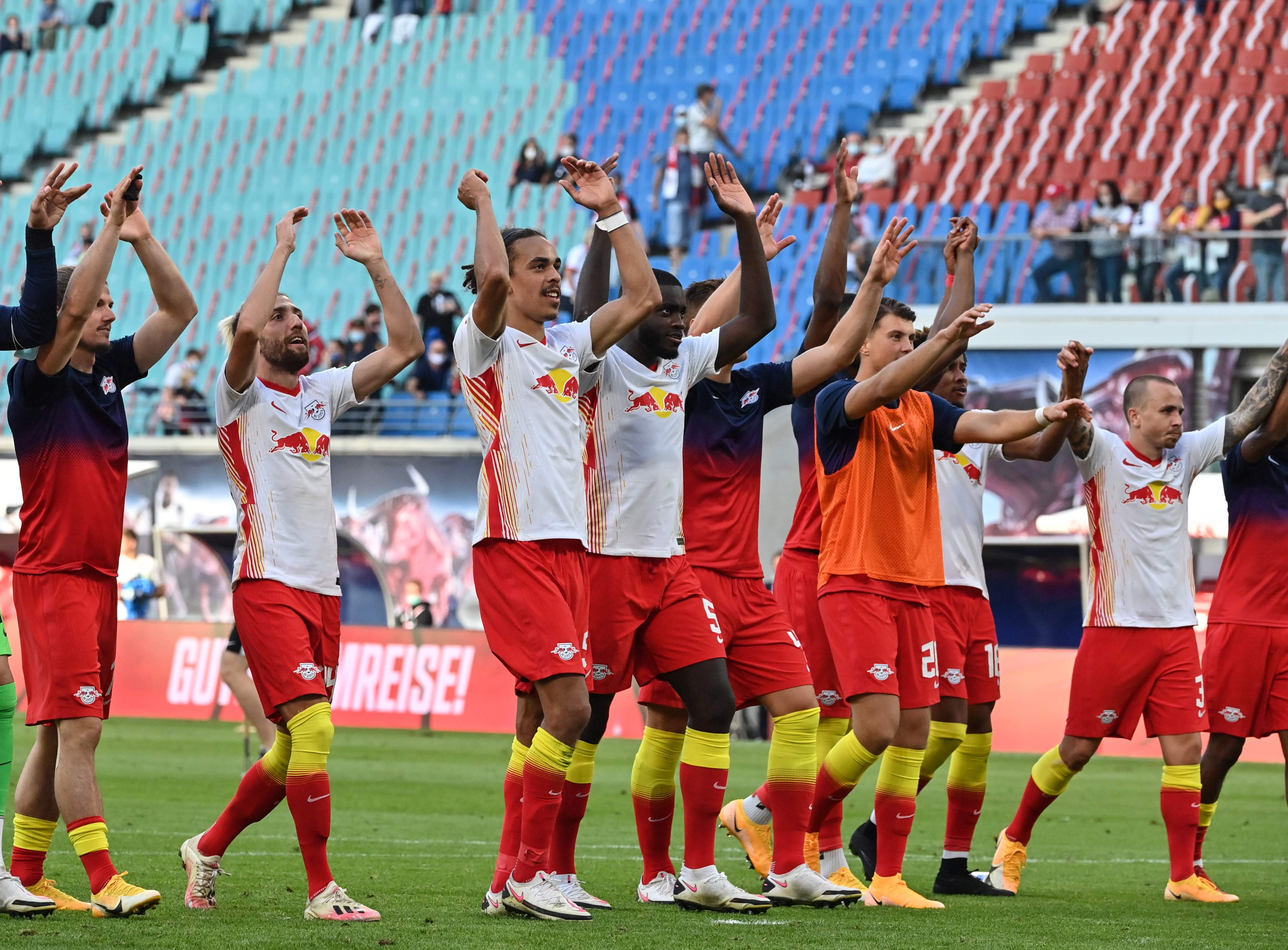 Para pemain RB Leipzig merayakan kemenangan mereka atas Mainz di laga Bundesliga.