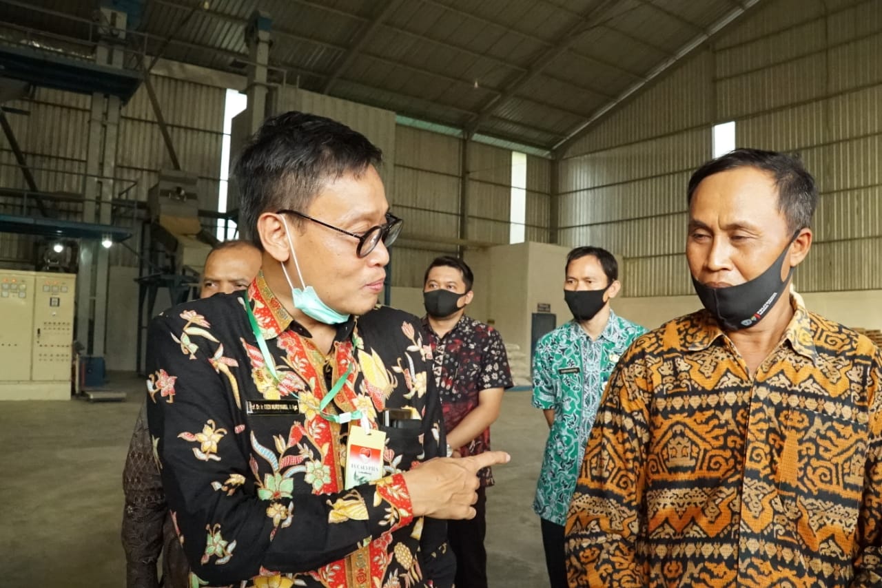  Kepala Balai Besar Penelitian dan Pengembangan Sumberdaya Lahan Pertanian, Kementan, Dedi Nursyamsi (kiri) dan Bupati Tuban Fathul Huda. 