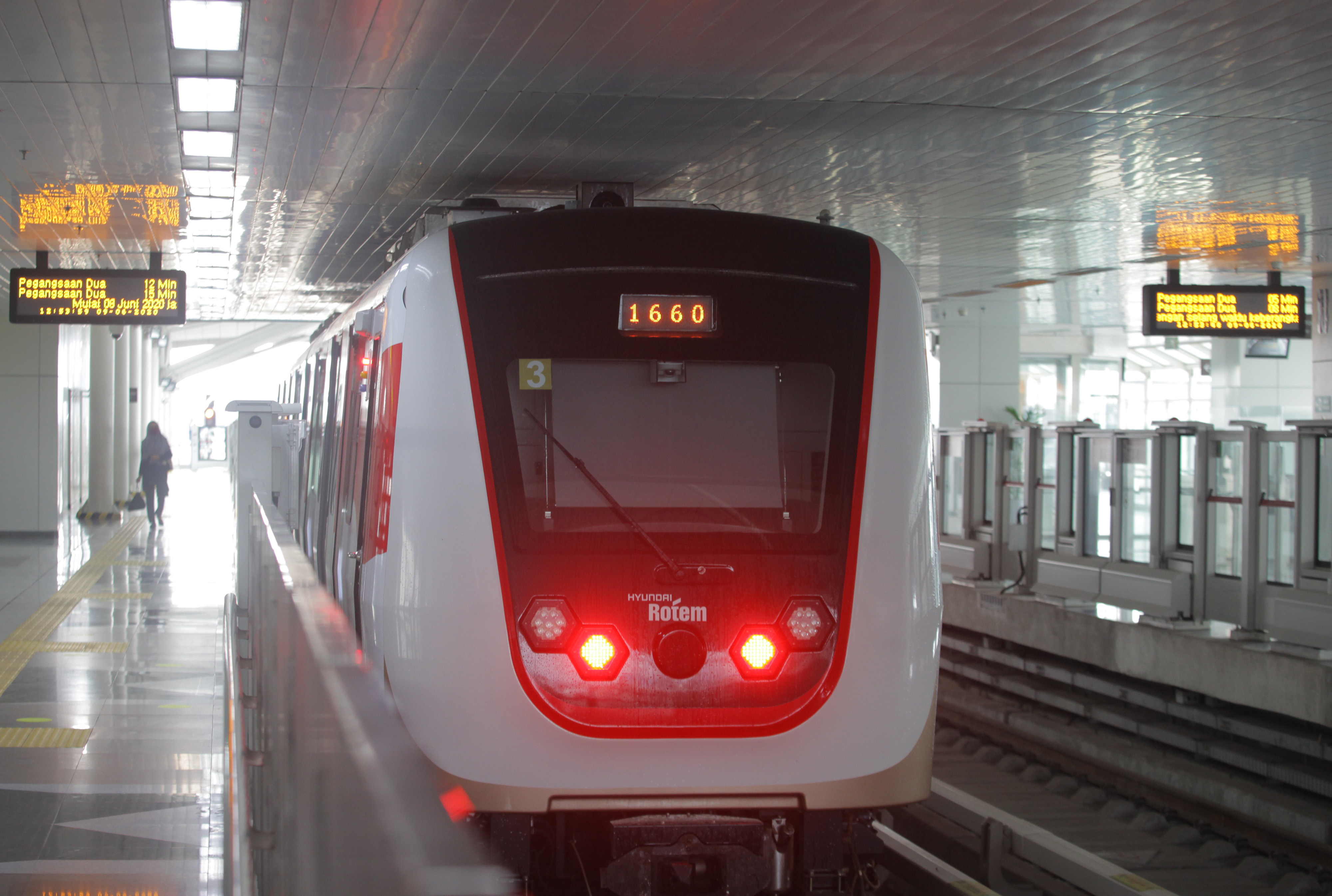 Kereta light rail transit (LRT) melintas di koridor LRT Jakarta, Stasiun Velodrome, Jakarta.