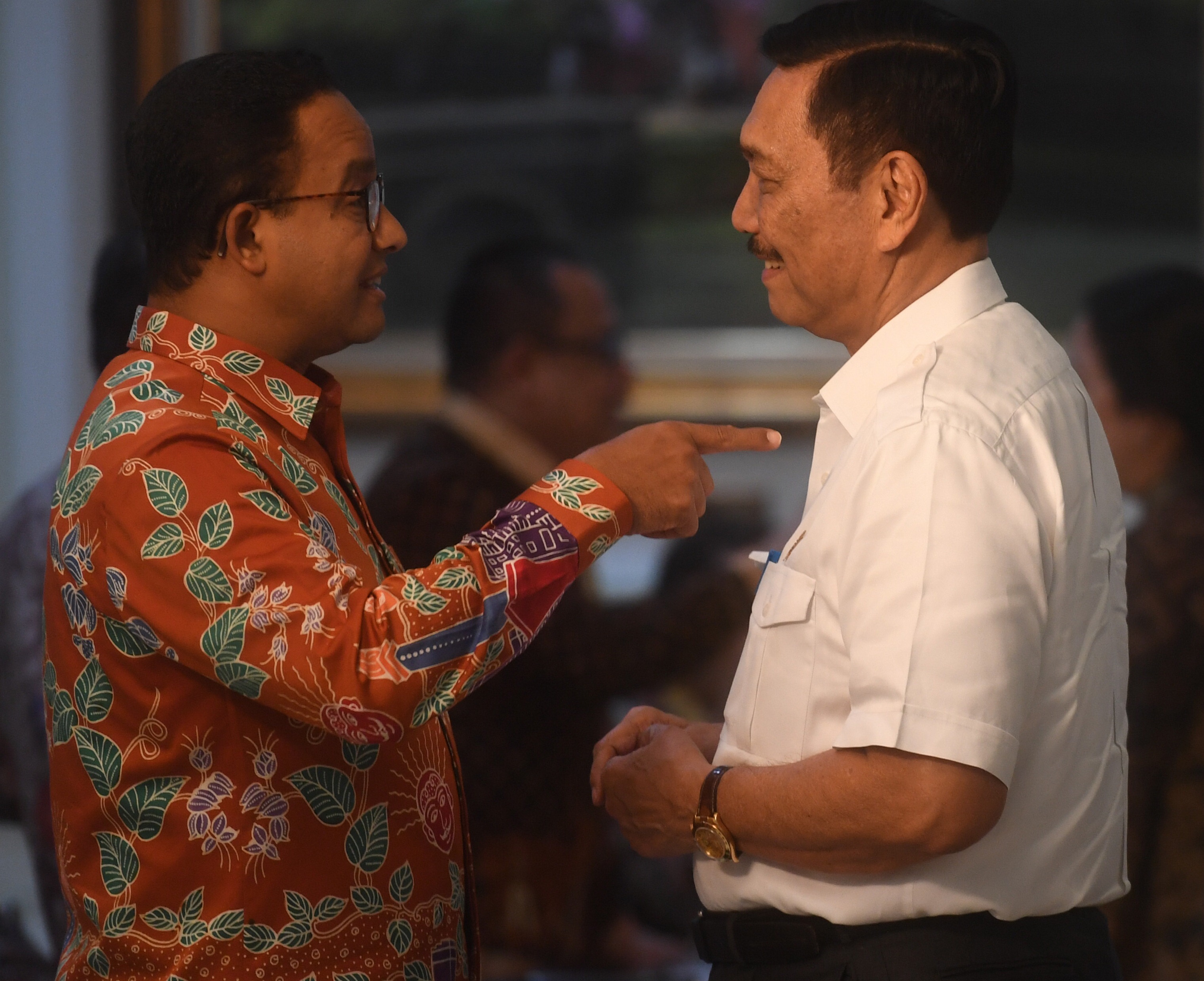 Gubernur DKI Jakarta Anies Baswedan berbincang dengan Menko Kemaritiman Luhut Pandjaitan, awal tahun ini. 