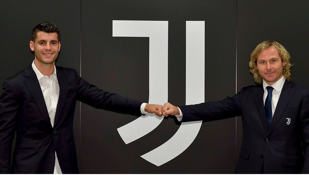 Alvaro Morata (kiri) bersama Vice Chairman Juventus Pavel Nedved usai menandatani kontrak.