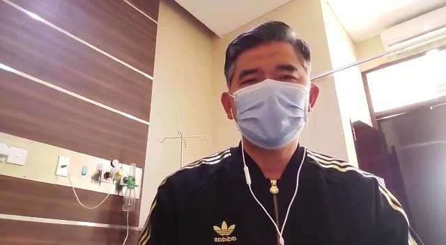 Wali Kota Jambi H. Syarif Fasha melaui tayangan video dari ruang isolasi sebuah rumah sakit di Jakarta