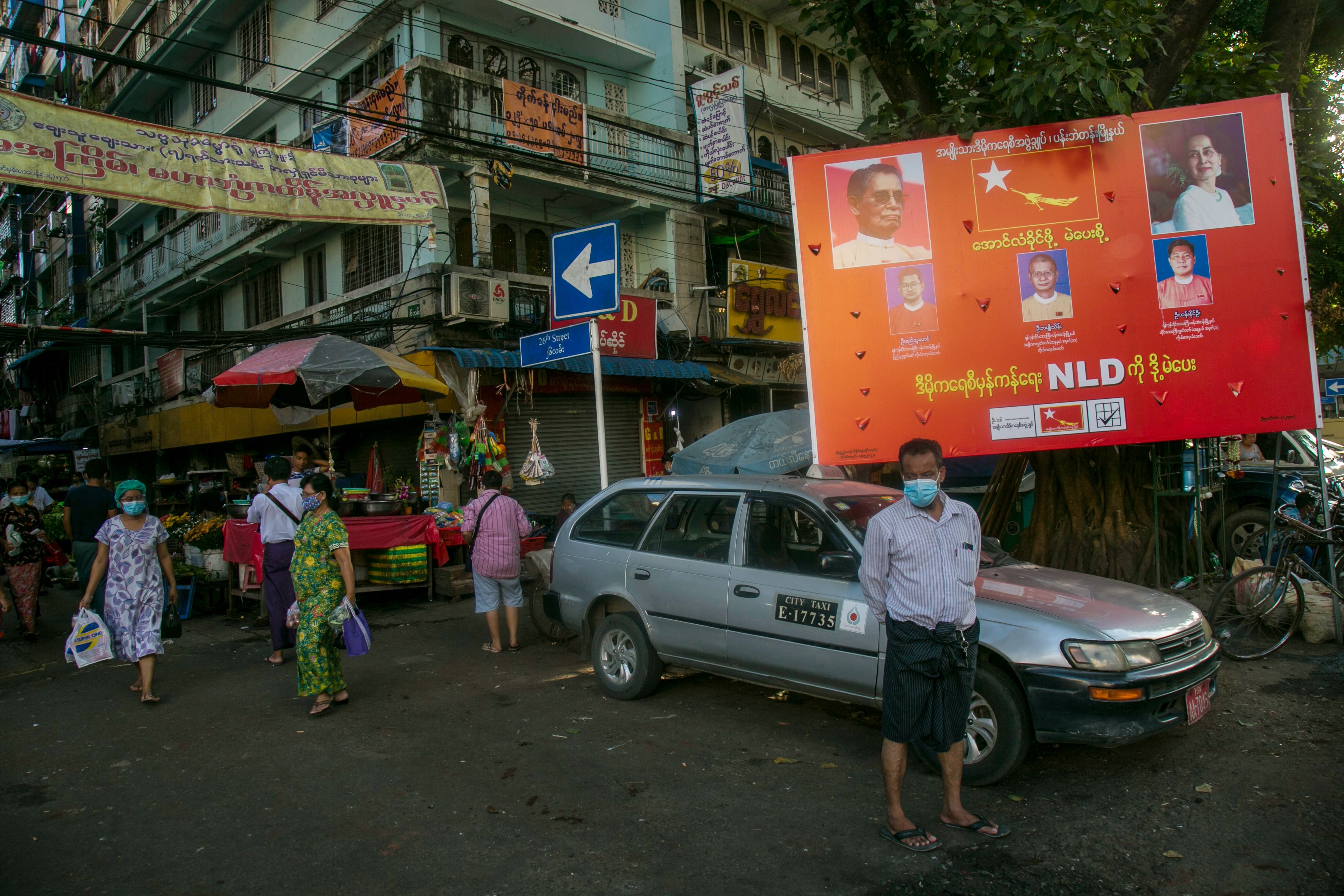 Warga Myanmar menggunakan masker saat beraktivitas