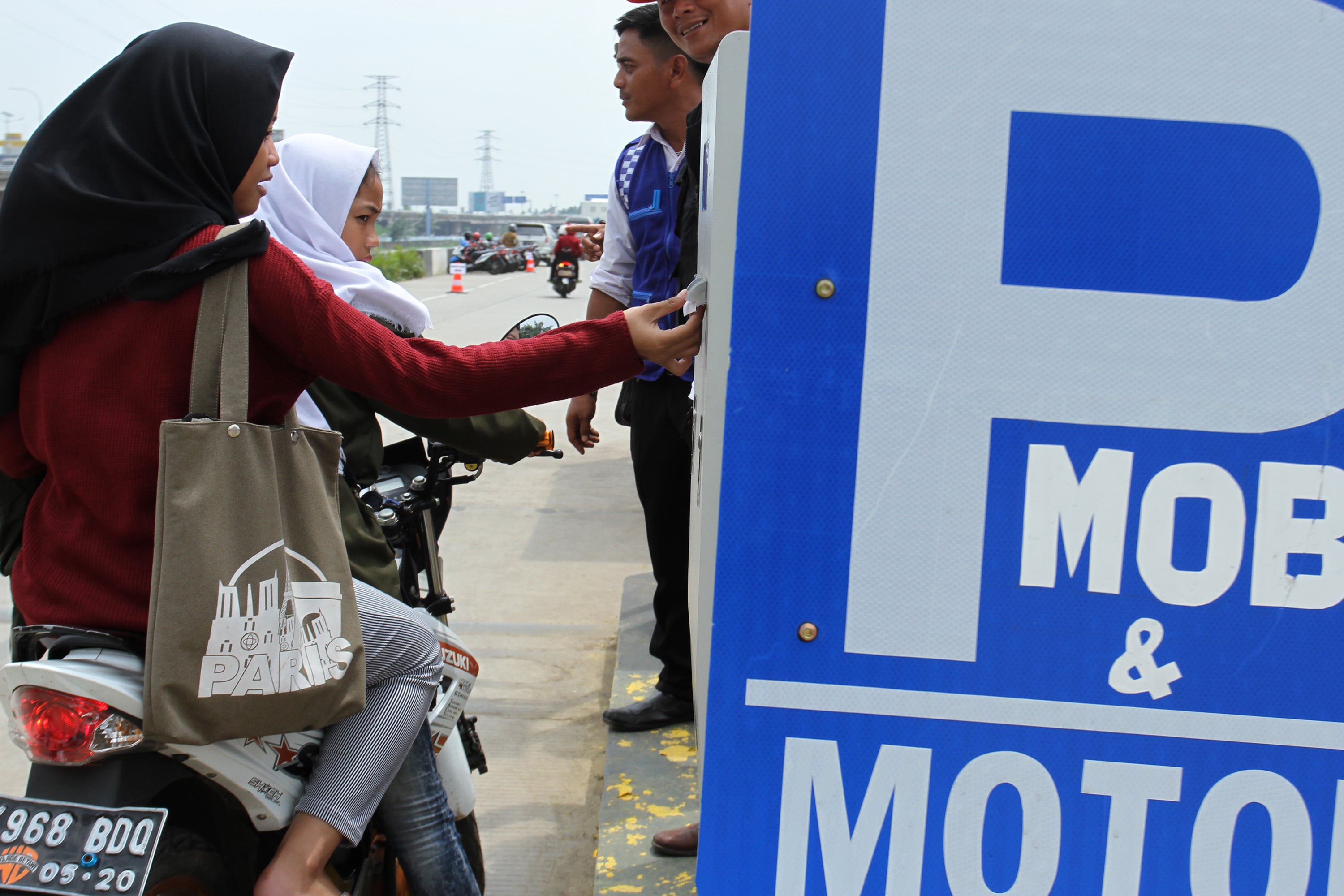 Pengunjung mengambil tiket parkir untuk masuk ke kawasan Ruang Publik Terpadu Ramah Anak (RPTRA) Kalijodo, Jakarta