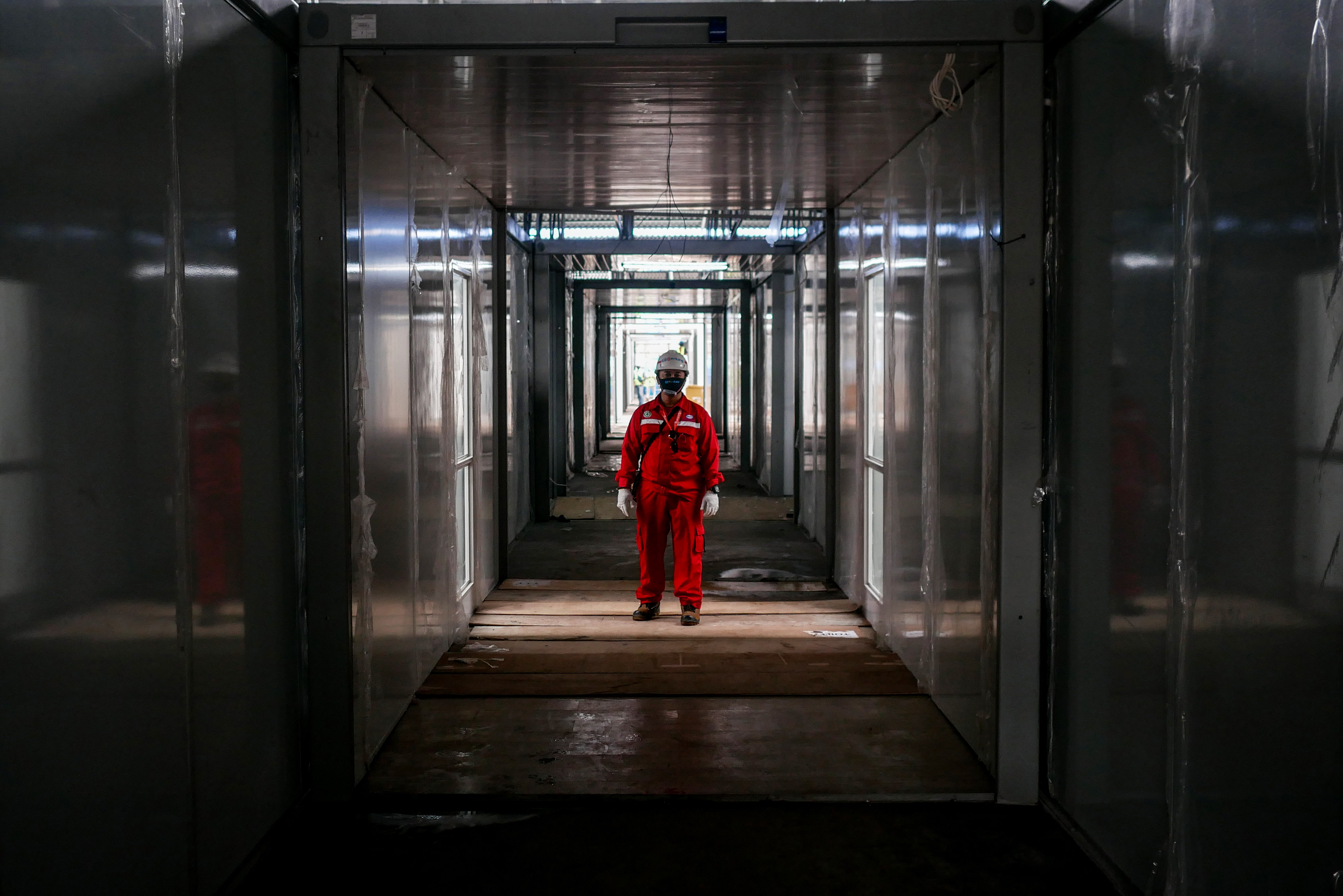 Petugas berjaga di area pembangunan rumah sakit darurat covid-19 milik Pertamina di Jakarta.