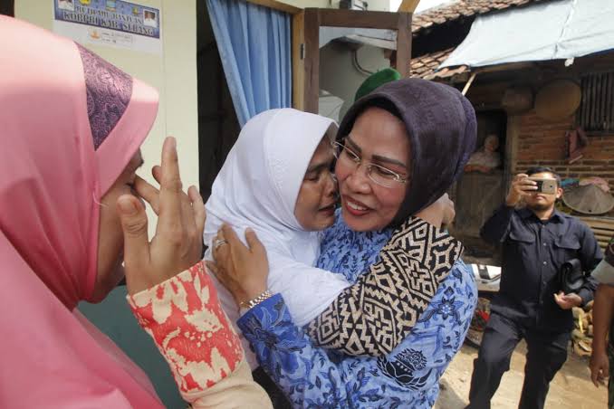 Warga menyambut kedatangan Bupati Serang Ratu Tatu Chasanah dengan pelukan.  