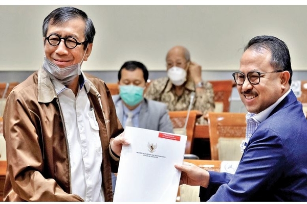 Menkum HAM Yasonna Laoly menyerahkan daftar inventaris masalah RUU MK kepada Wakil Ketua Komisi III DPR Pangeran Khairul Saleh