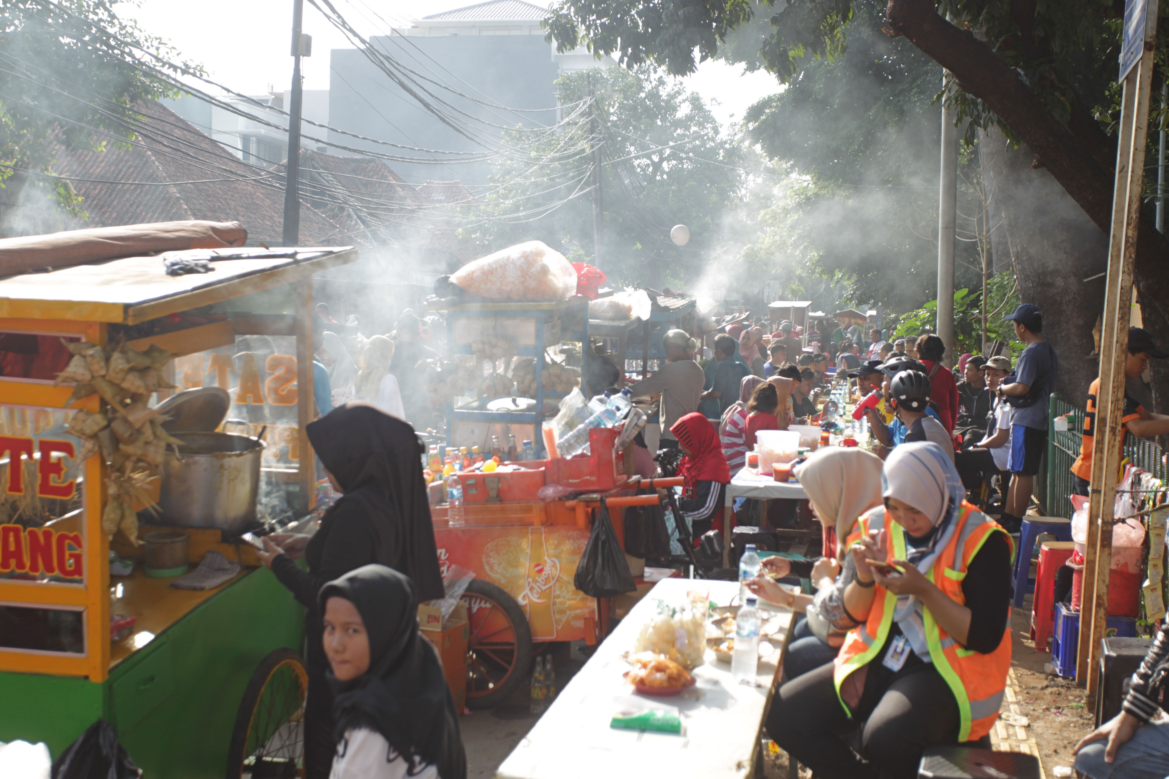 PKL yang berjualan di trotoar di jalan Sumenep Jakarta