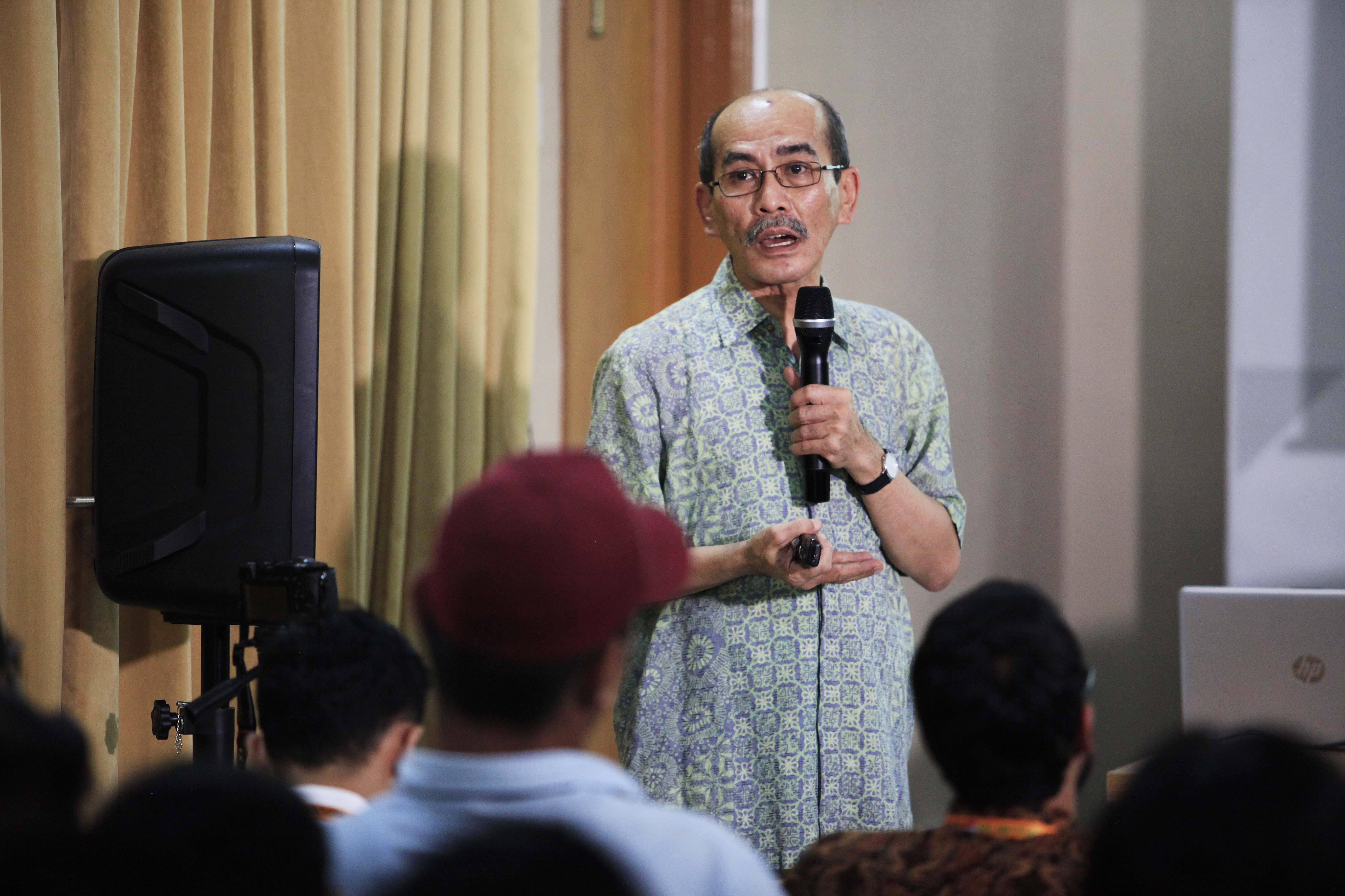 Ekonom Faisal Basri dalam suatu diskusi.