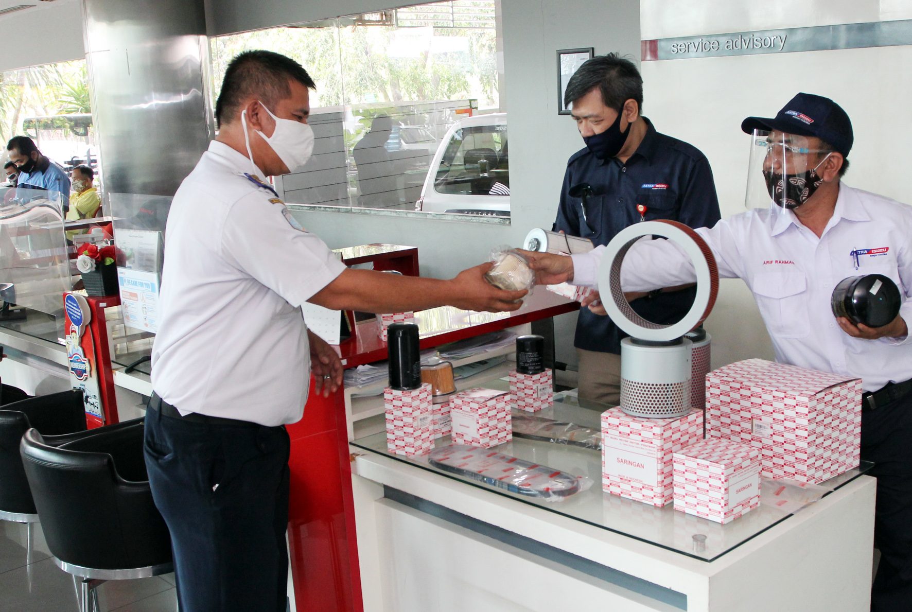 Konsumen (kiri) mendapat penjelasan tentang suku cadang pesanannya dari petugas customer service PT Astra International Tbk- Isuzu, 