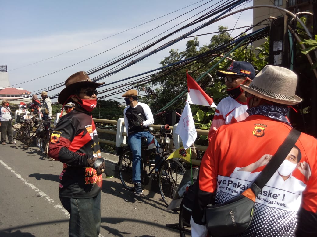 Sebanyak 17 orang bersepeda dari Bandung ke Nagreg dan lanjut ke Solo untuk mengkampanyekan donor darah dan covid-19