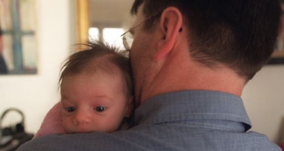 Seorang ayah bersama anaknya.