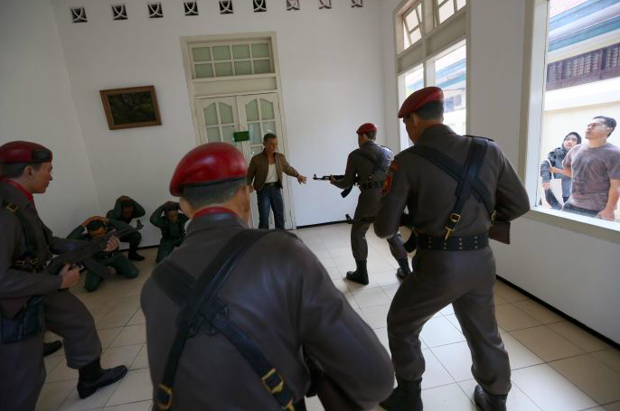 Antusias warga mengunjungi dan memperhatikan ragam diorama saat terjadinya penculikan Jendral Besar A.H Nasution oleh pasukan Tjakrabirawa.