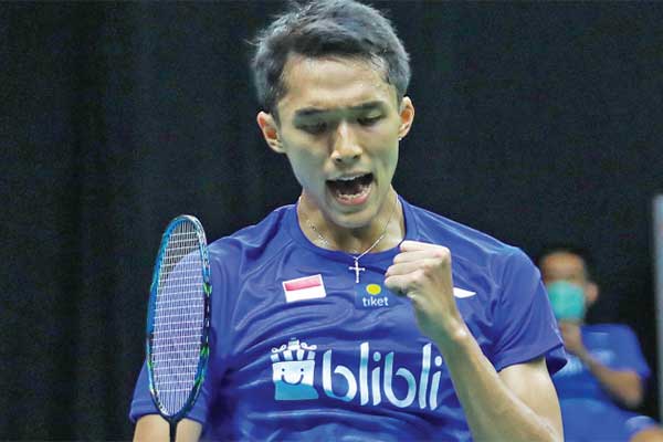 Jonatan Christie dari Tim Rajawali meluapkan kegembiraan saat menghadapi tunggal pertama Tim Banteng Shesar Hiren Rhustavito 