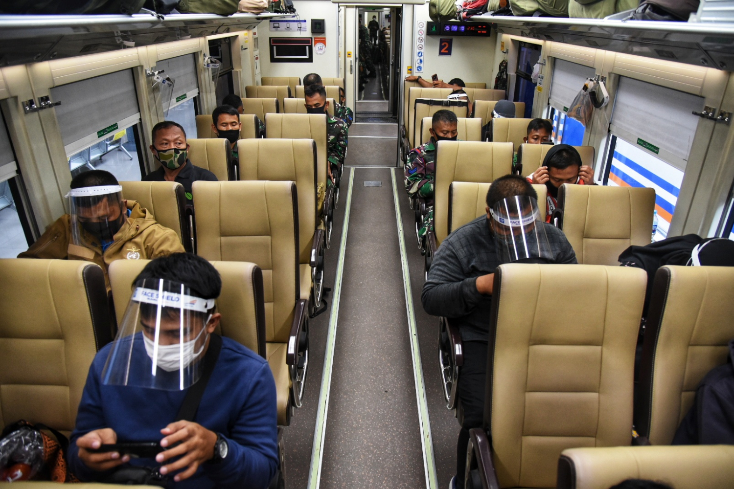 Penumpang KA Jarak Jauh menerapkan protokol kesehatan