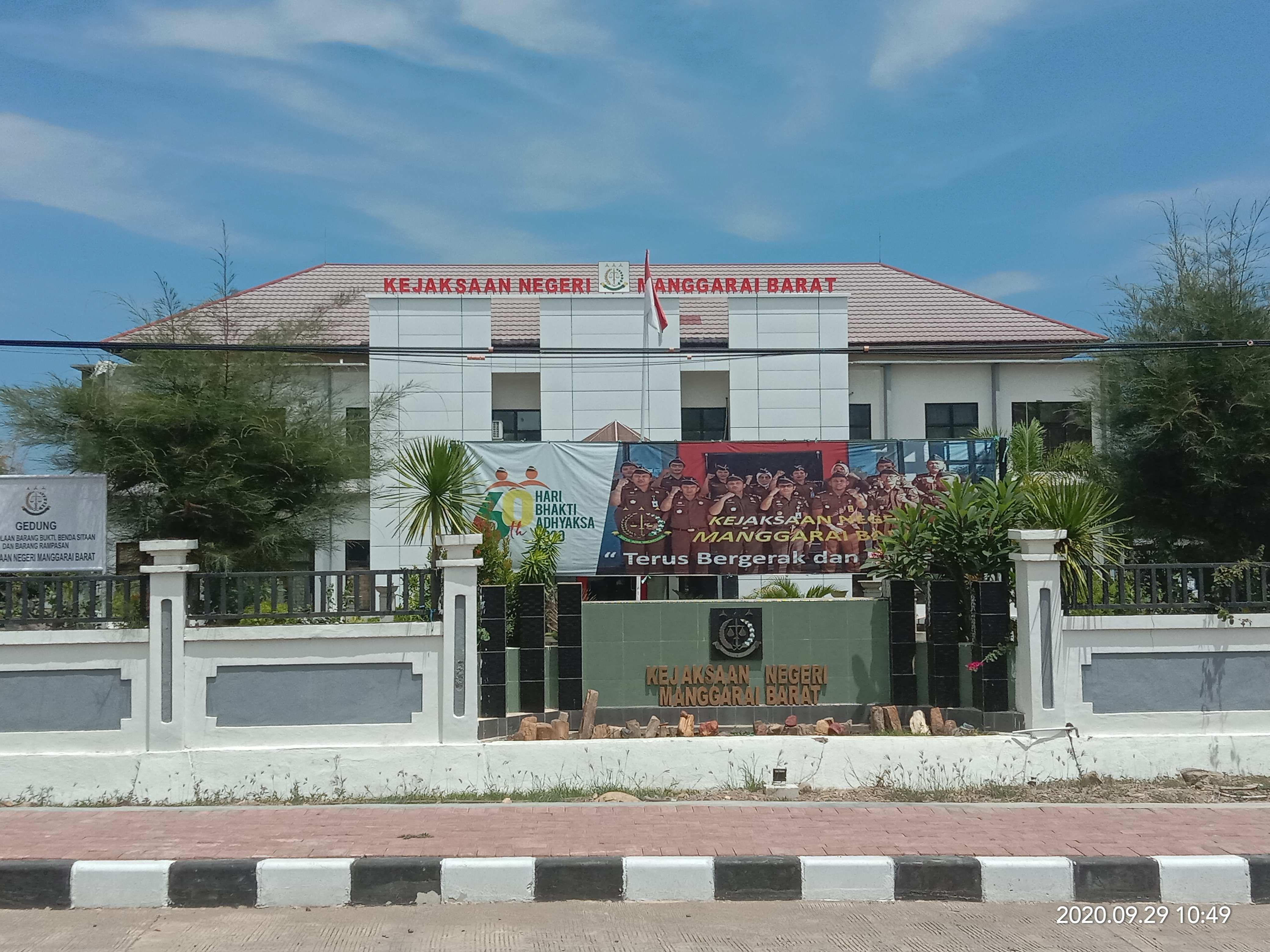 Bupati Mabar Agustinus Dula di periksa di kantor Kejaksaan Negeri Mabar terkait jual-beli aset daerah.