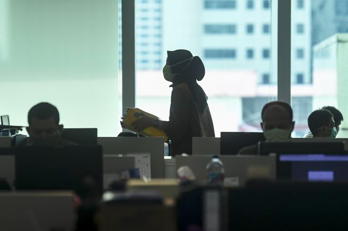 Karyawan melakukan aktivitas di pusat perkantoran, kawasan SCBD, Jakarta, Senin (8/6).