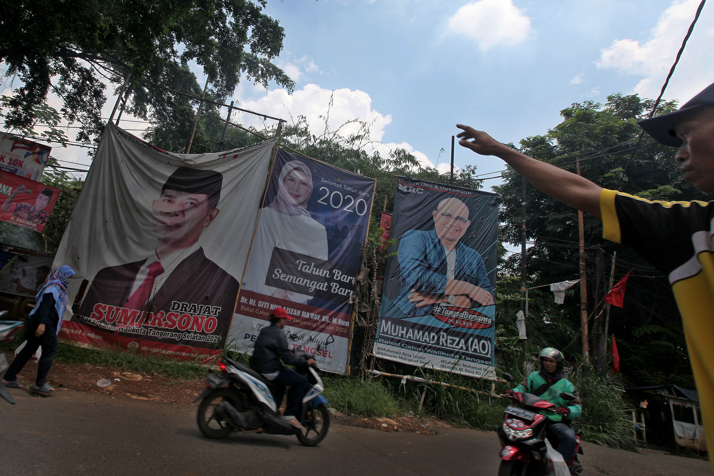 Spanduk dan baliho para calon kepala daerah terpampang di kawasan Tangerang Selatan, Banten