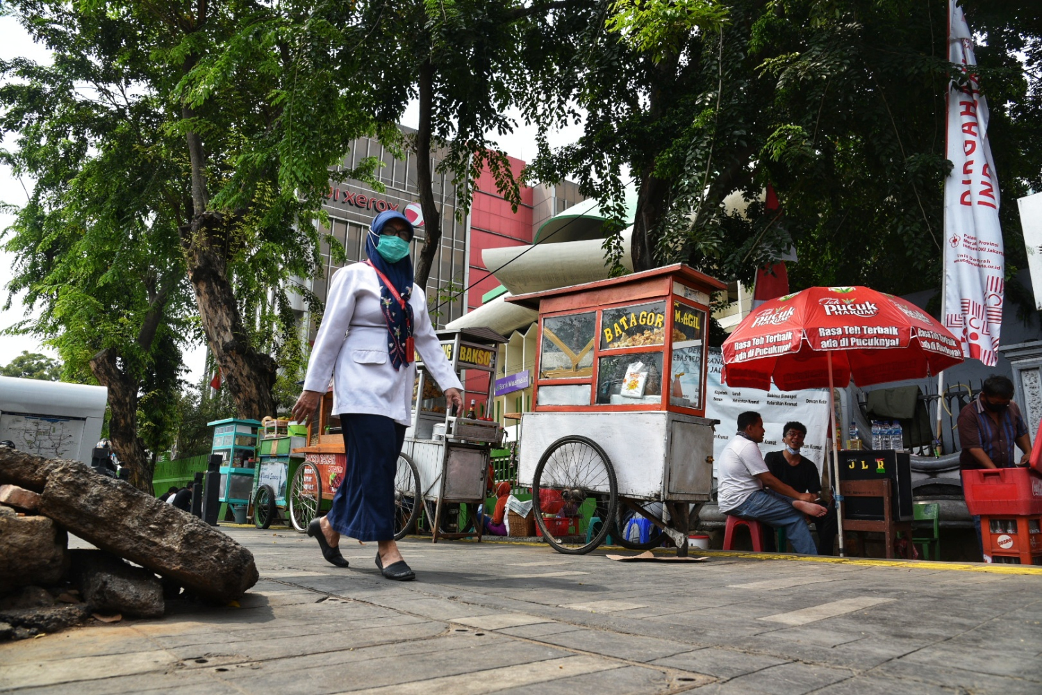Pedagang berjualan di trotoar kawasan Jalan Kramat Raya, Jakarta Pusat, Rabu (2/9).