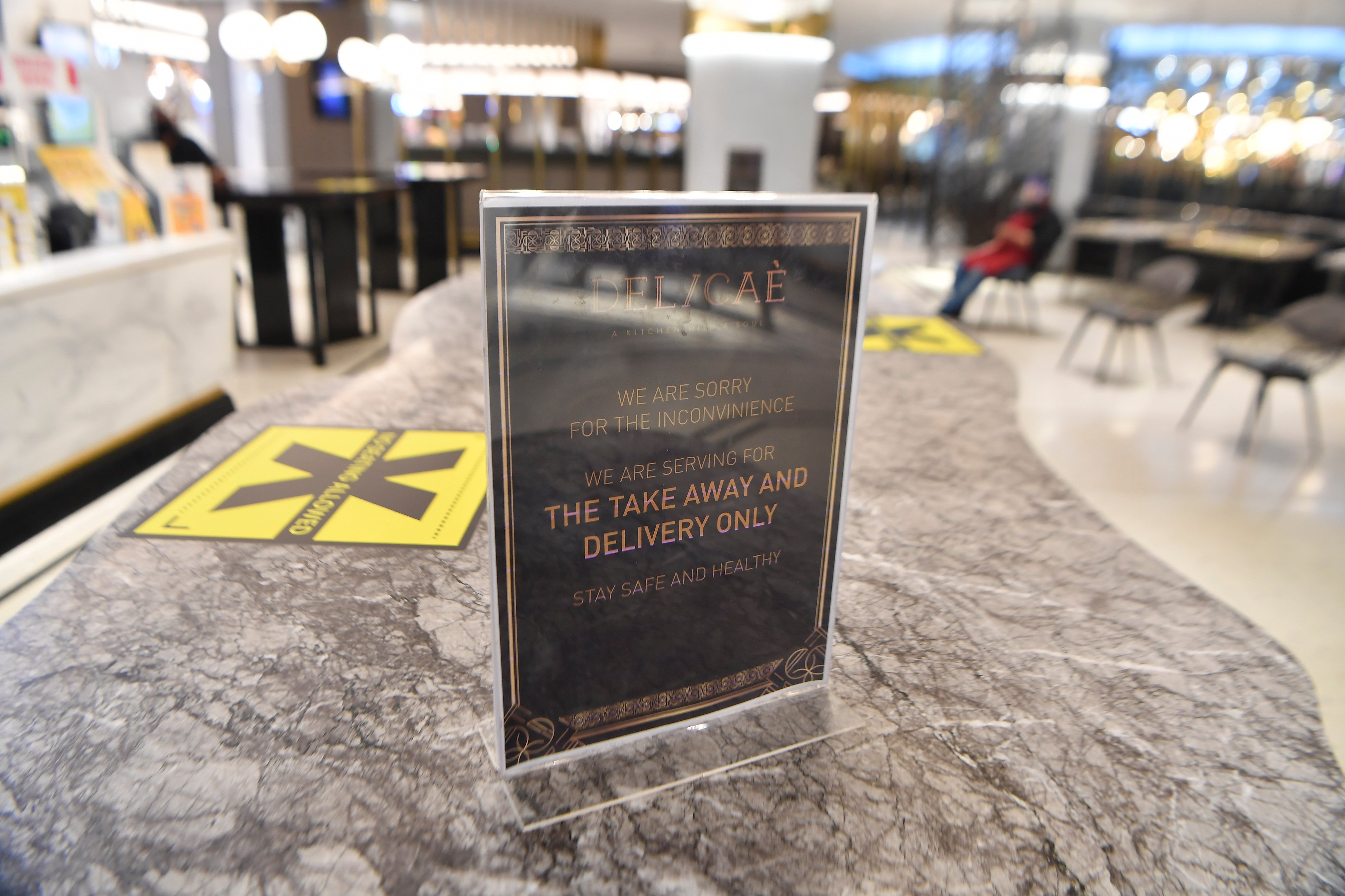 Situasi Senayan City yang sepi pengunjung saat hari pertama PSBB.