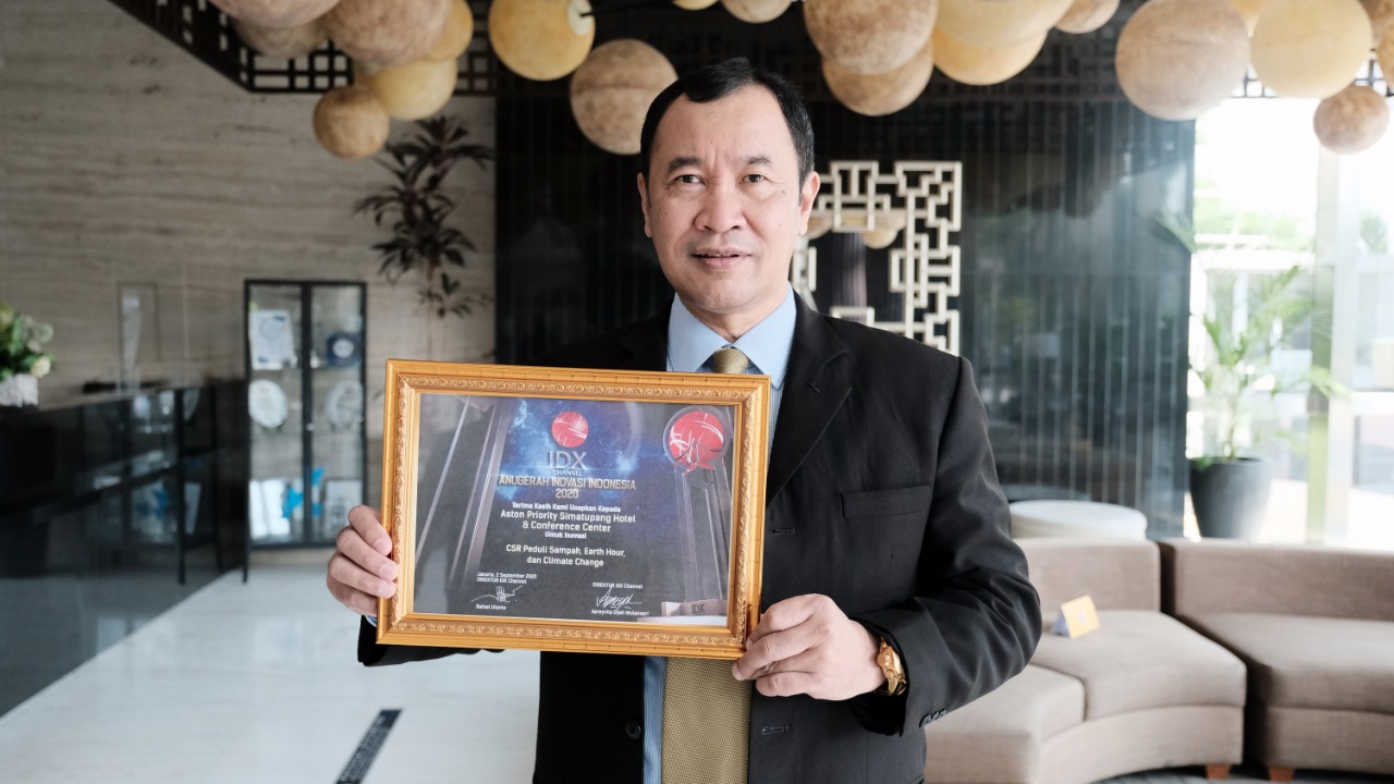 S. Aulia Masjhoerdin, General Manager.ASTON Priority Simatupang Hotel, menunjukkan penghargaan  IDX Channel Anugerah Inovasi Indonesia 2020 