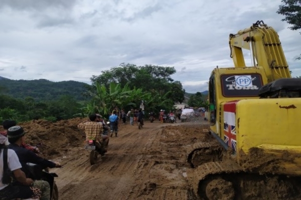 Ilustrasi -- Akses Jalan Terdampak Longsor di Kecamatan Sukajaya, Kabupaten Bogor, Jawa Barat