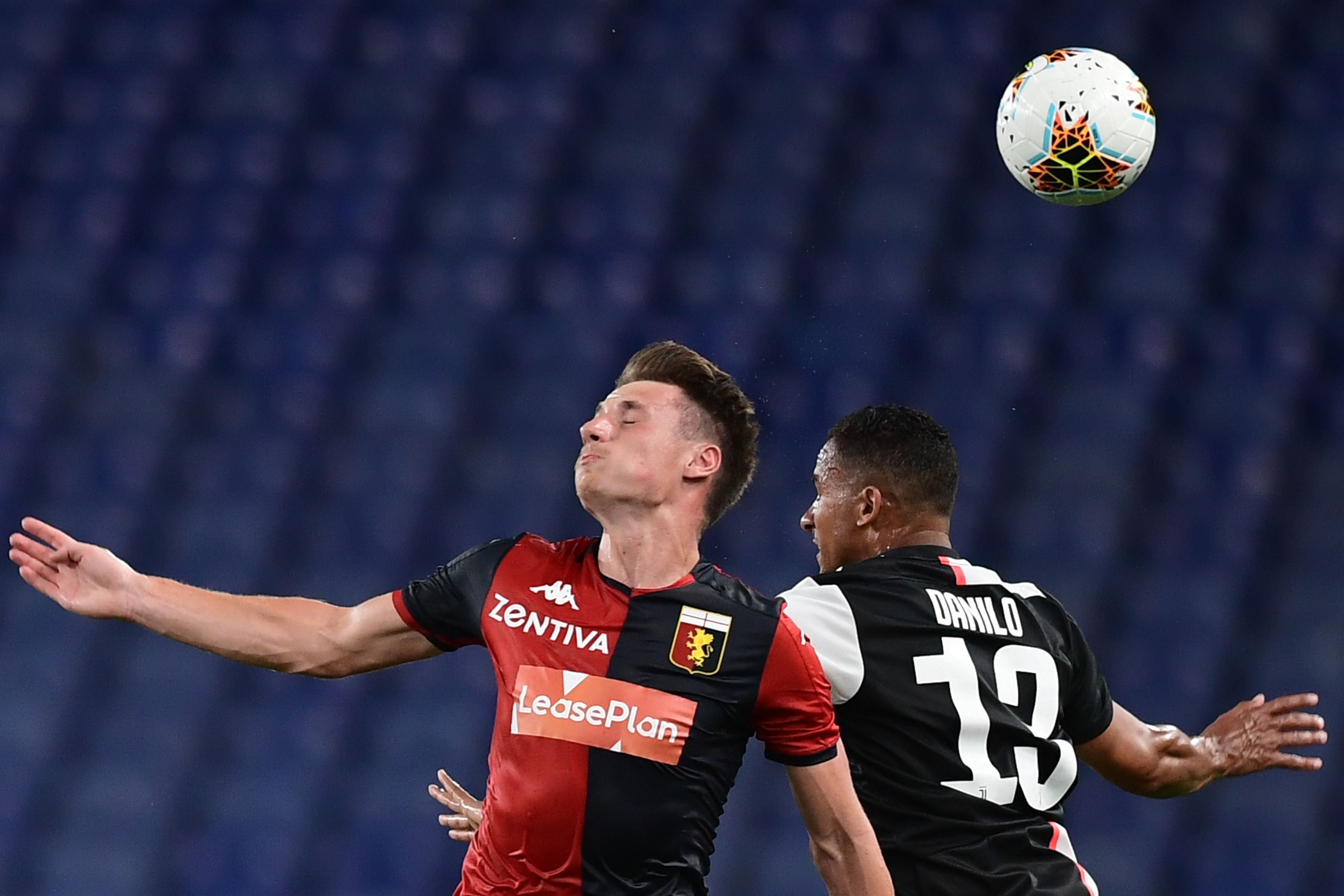 Pemain Genoa Andrea Pinamonti (kiri)