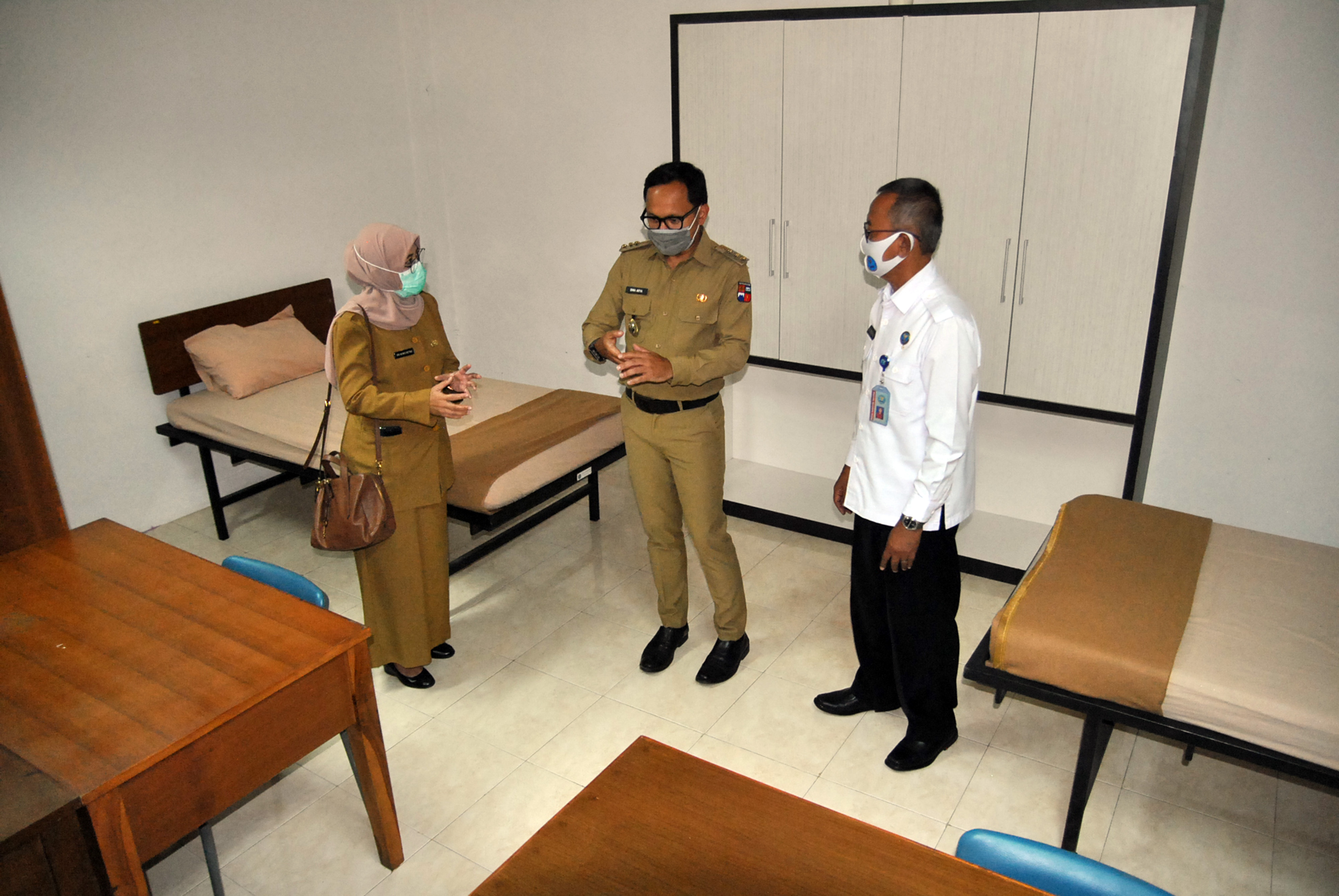 Wali Kota Bogor Bima Arya (tengah) berbincang dengan Kepala PPSDM BNN Shindu Setiatmoko membahas ruang isolasi untuk OTG.