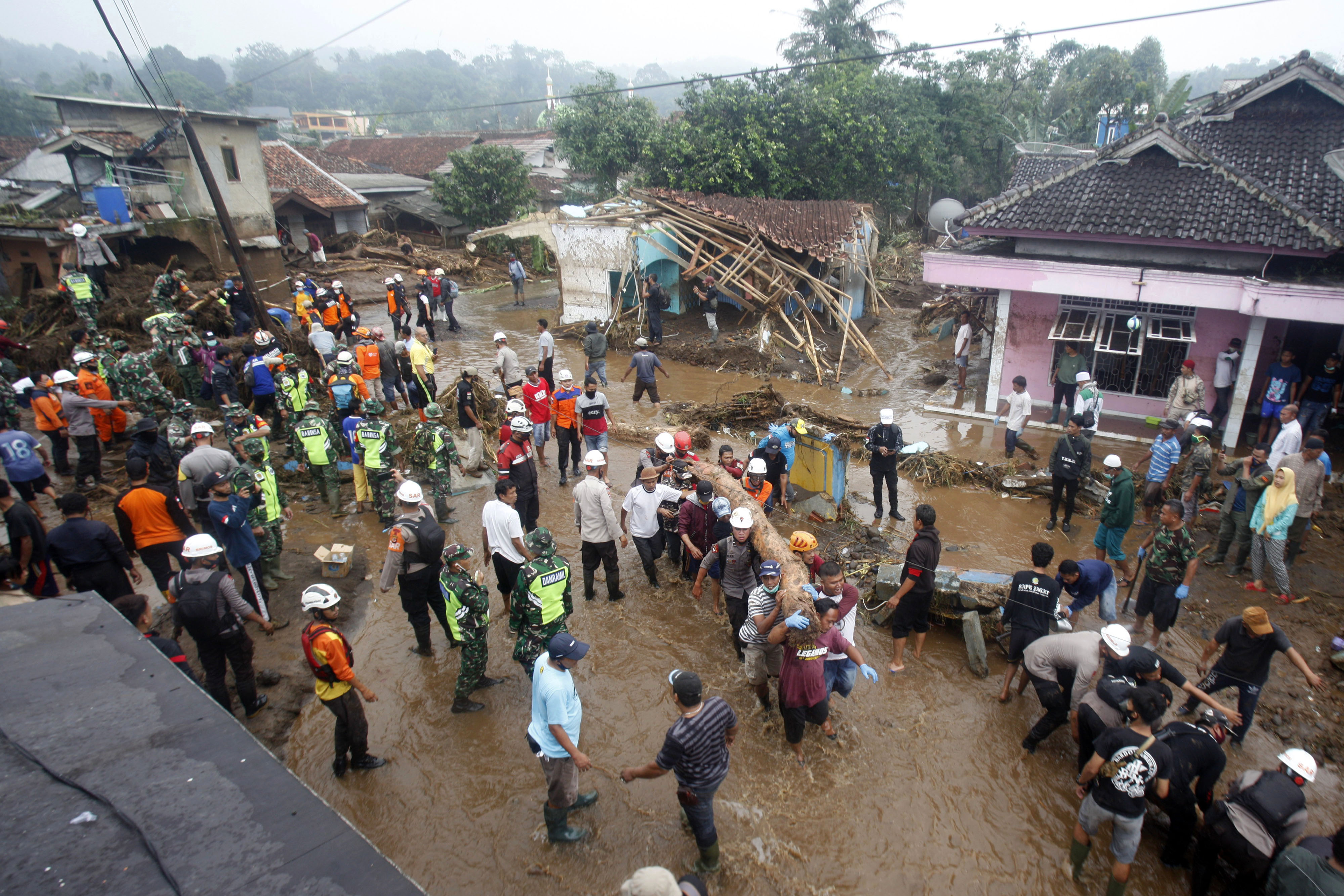  Sejumlah relawan gabungan mengevakuasi berbagai material pascabanjir bandang di Kampung Cibuntu, Sukabumi, Jawa Barat.