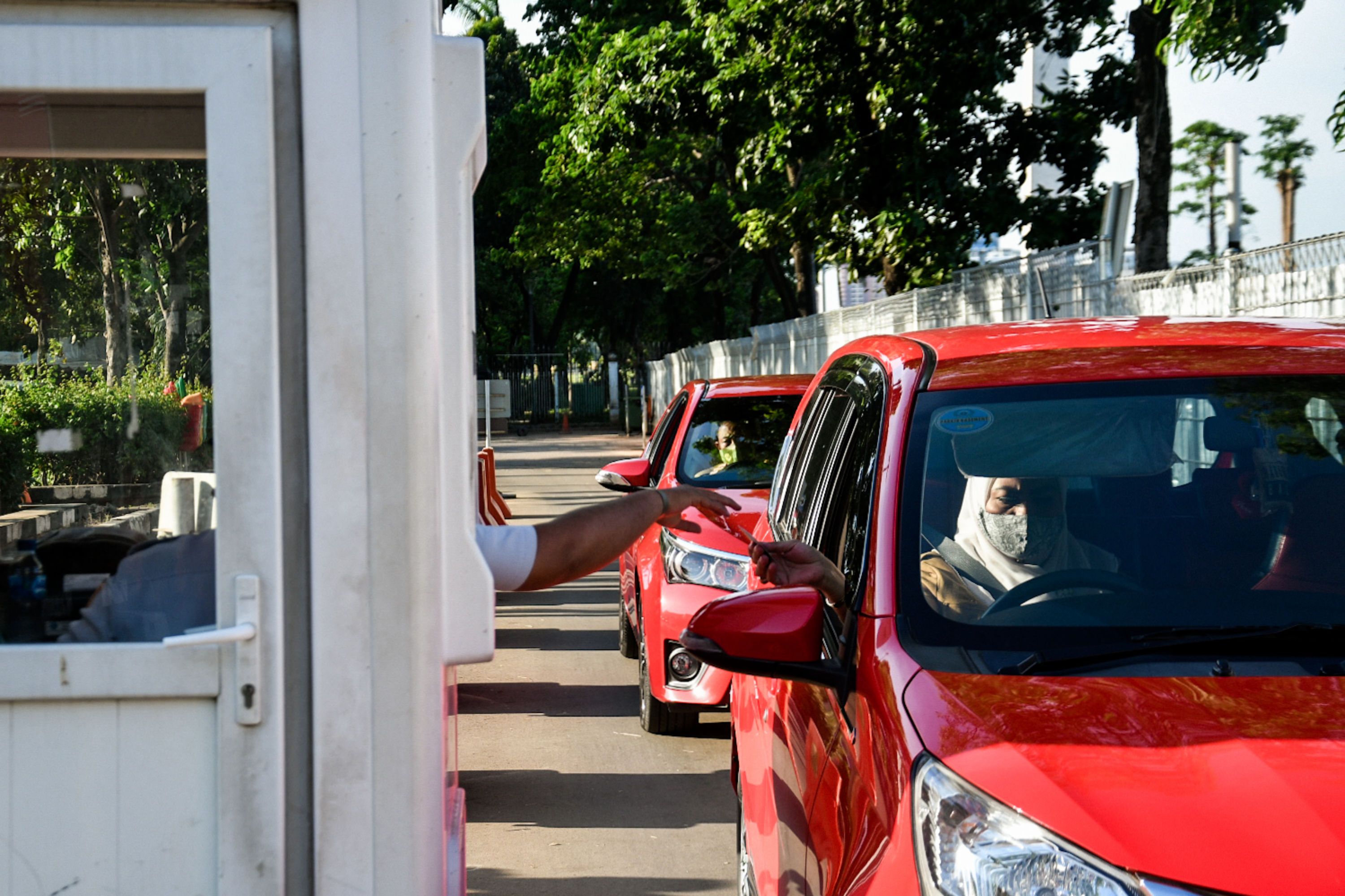 Aktivitas keluar masuk kendaraan di area Parkir IRTI Monas, Jakarta, Selasa (8/9/2020). 