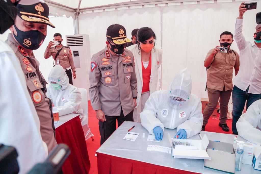 Kakorlantas Polri Irjen Pol Istiono (kanan) saat peringatan HUT Lantas di Jakarta. 